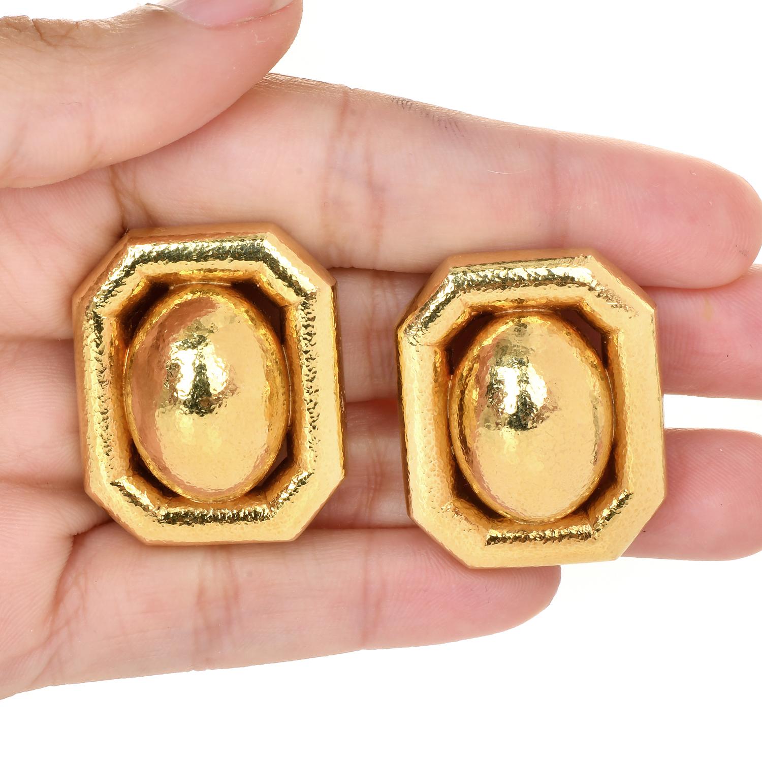 David Webb Clips d'oreilles en forme de dôme en or jaune 18 carats, finition martelée chic Pour femmes en vente