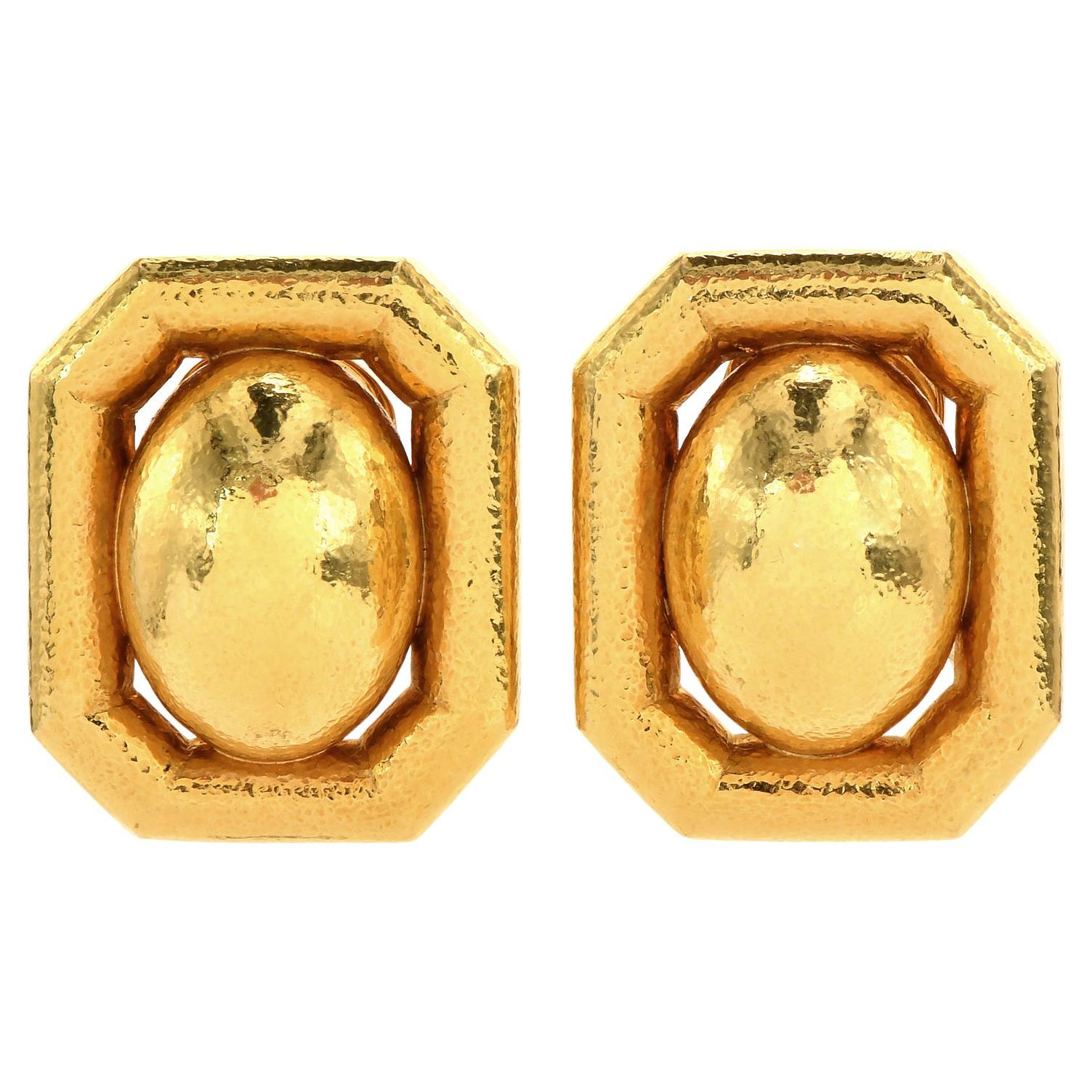 David Webb Clips d'oreilles en forme de dôme en or jaune 18 carats, finition martelée chic