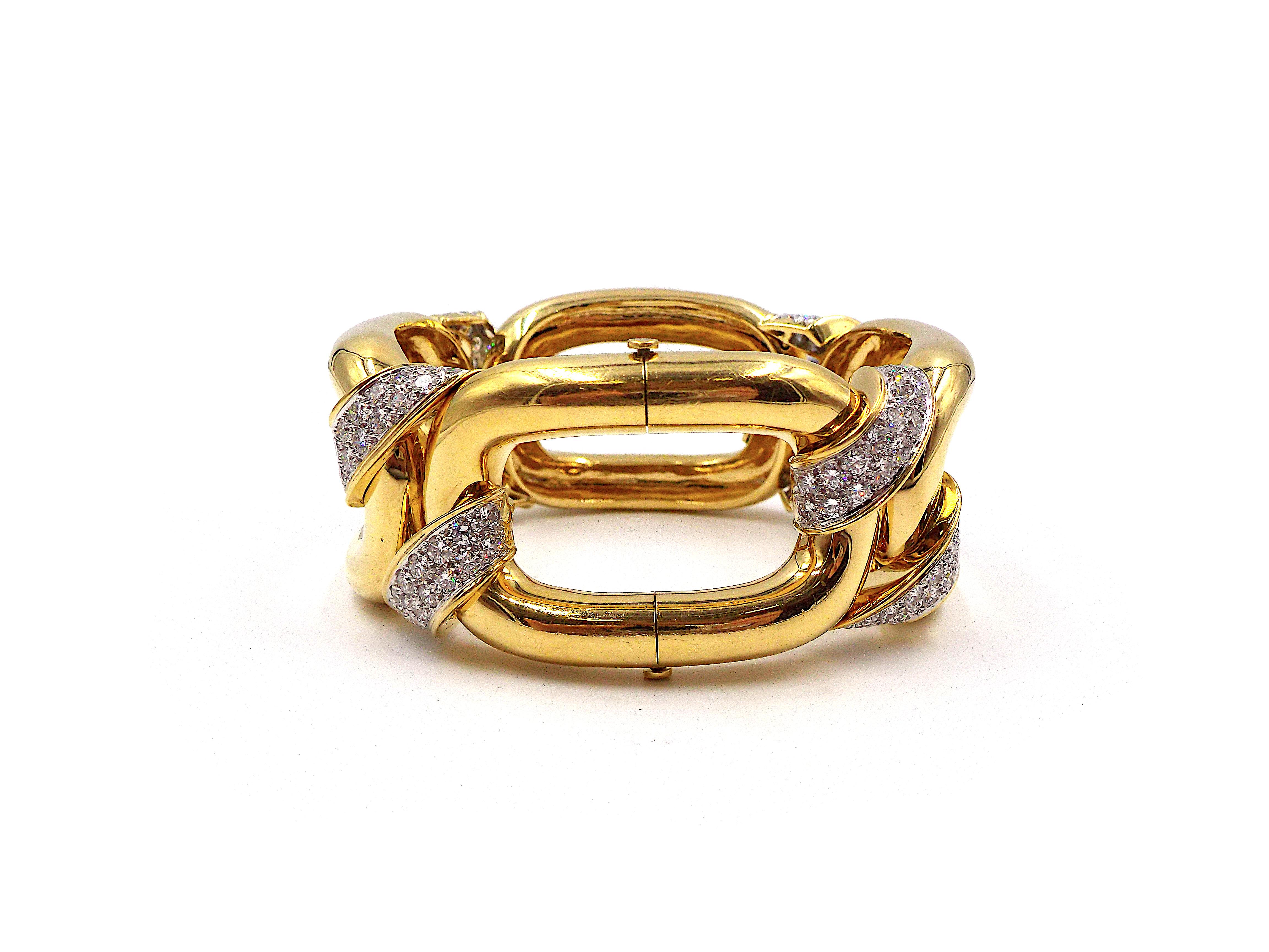 Taille ronde David Webb Bracelet en or jaune 18 carats et platine avec gros diamants en vente