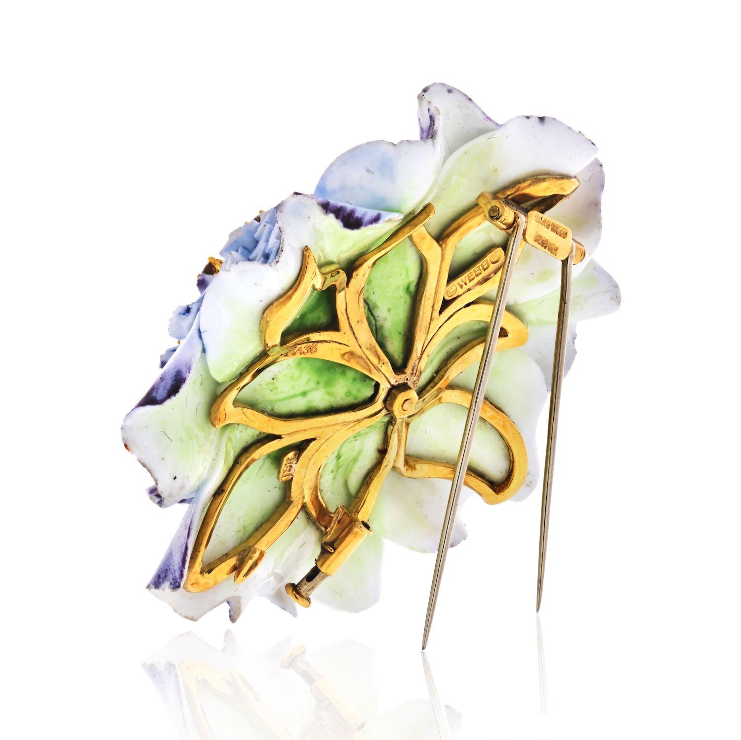 Taille coussin David Webb Broche vintage en forme de fleur en céramique avec diamants et saphirs, circa 1950 en vente