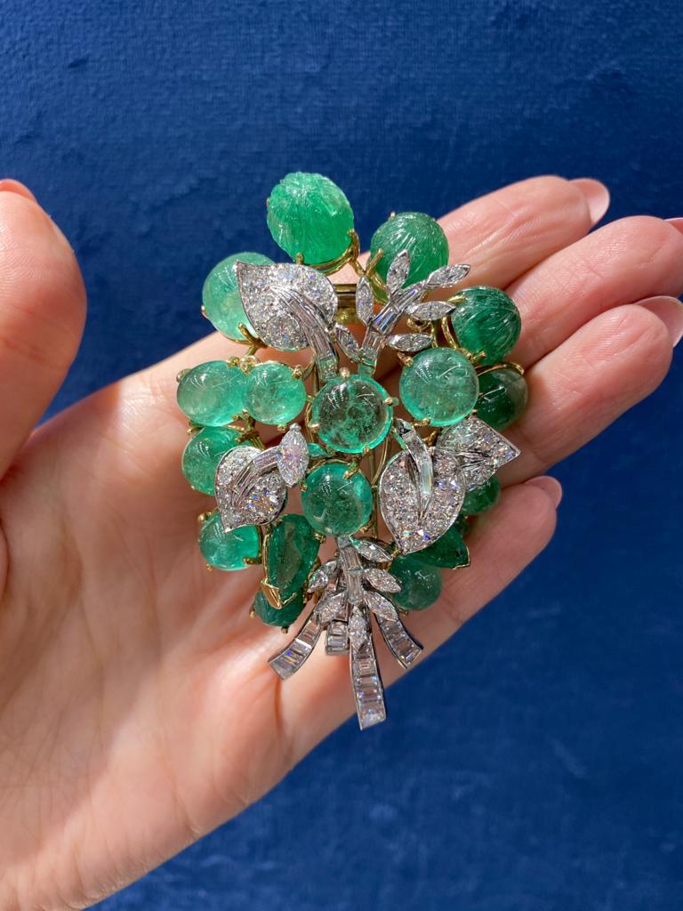 David Webb circa 1960 Green Emeralds, Diamonds Vintage Brooch For Sale 1
