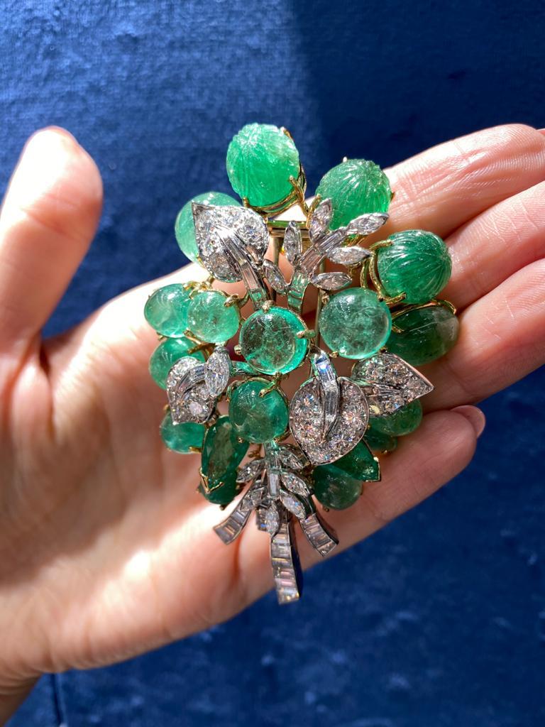David Webb circa 1960 Green Emeralds, Diamonds Vintage Brooch For Sale 3