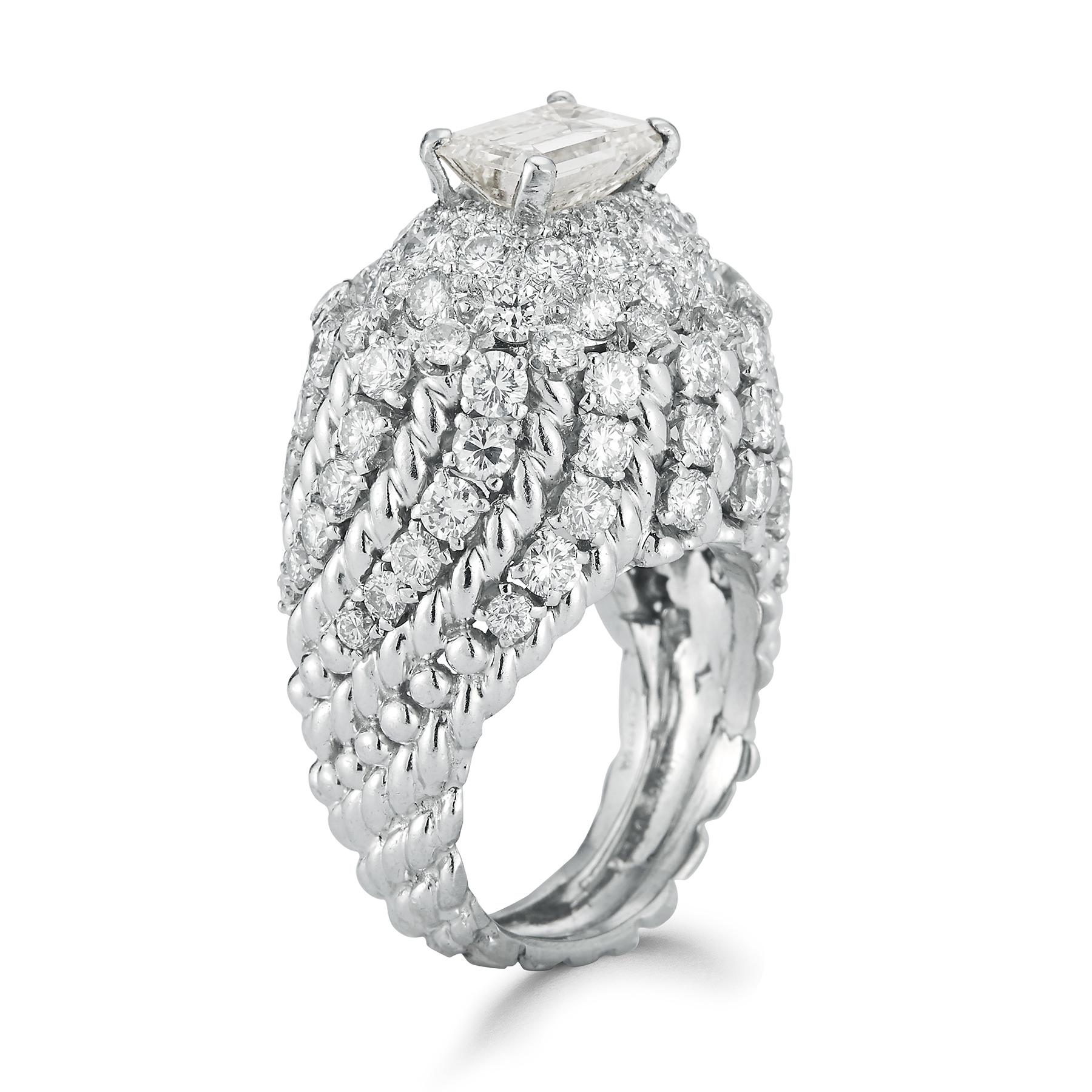 David Webb, bague dôme de cocktail

David Webb Bague en diamants taille émeraude certifiés GIA
Diamant de 2,30 carats de taille émeraude au centre, accentué par des diamants ronds de taille brillant sertis en platine.

Taille de la bague : 7,5