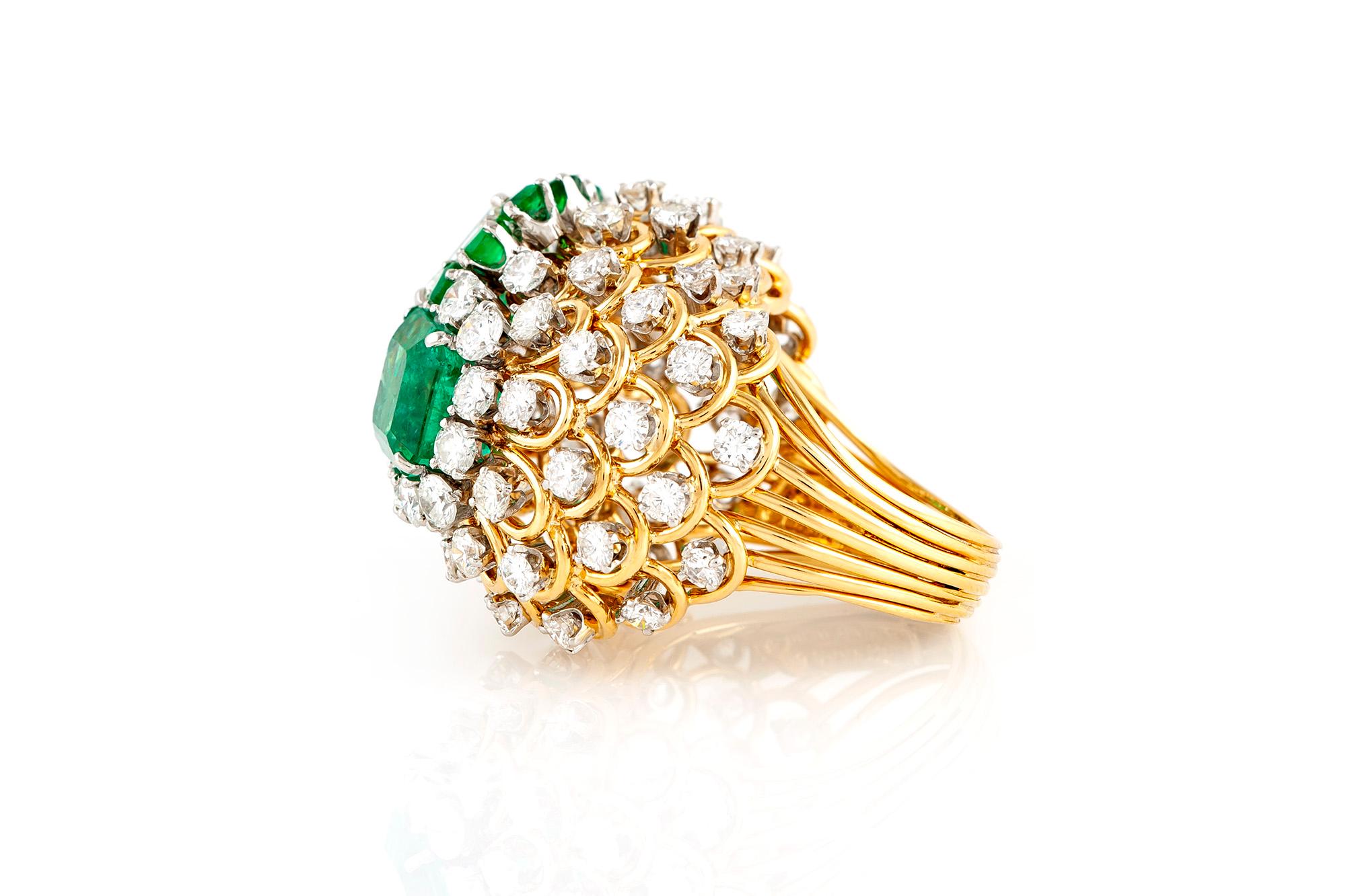 David Webb Cocktail Ring with Green Emerald and Diamonds In Good Condition For Sale In New York, NY