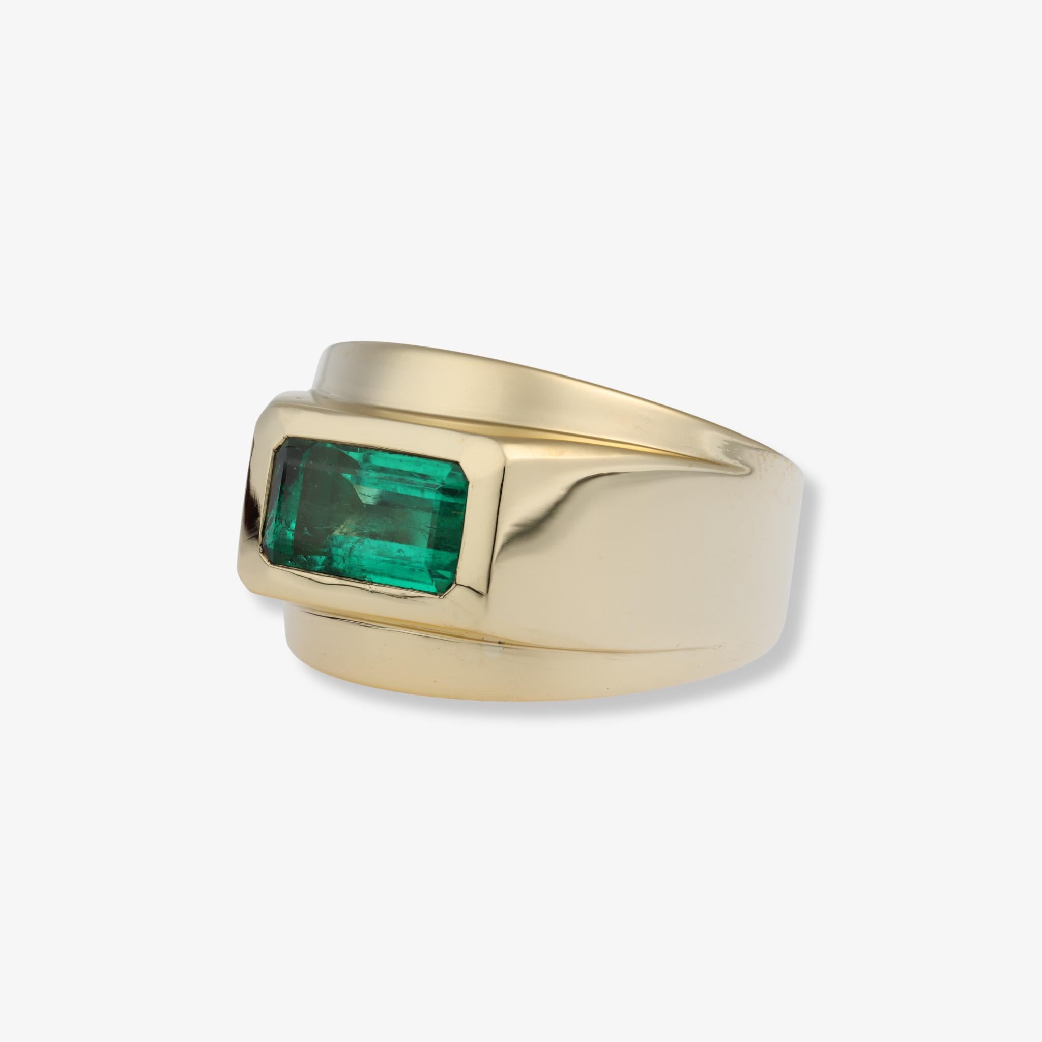 Taille émeraude David Webb Bague en or jaune 18 carats et émeraude de Colombie en vente