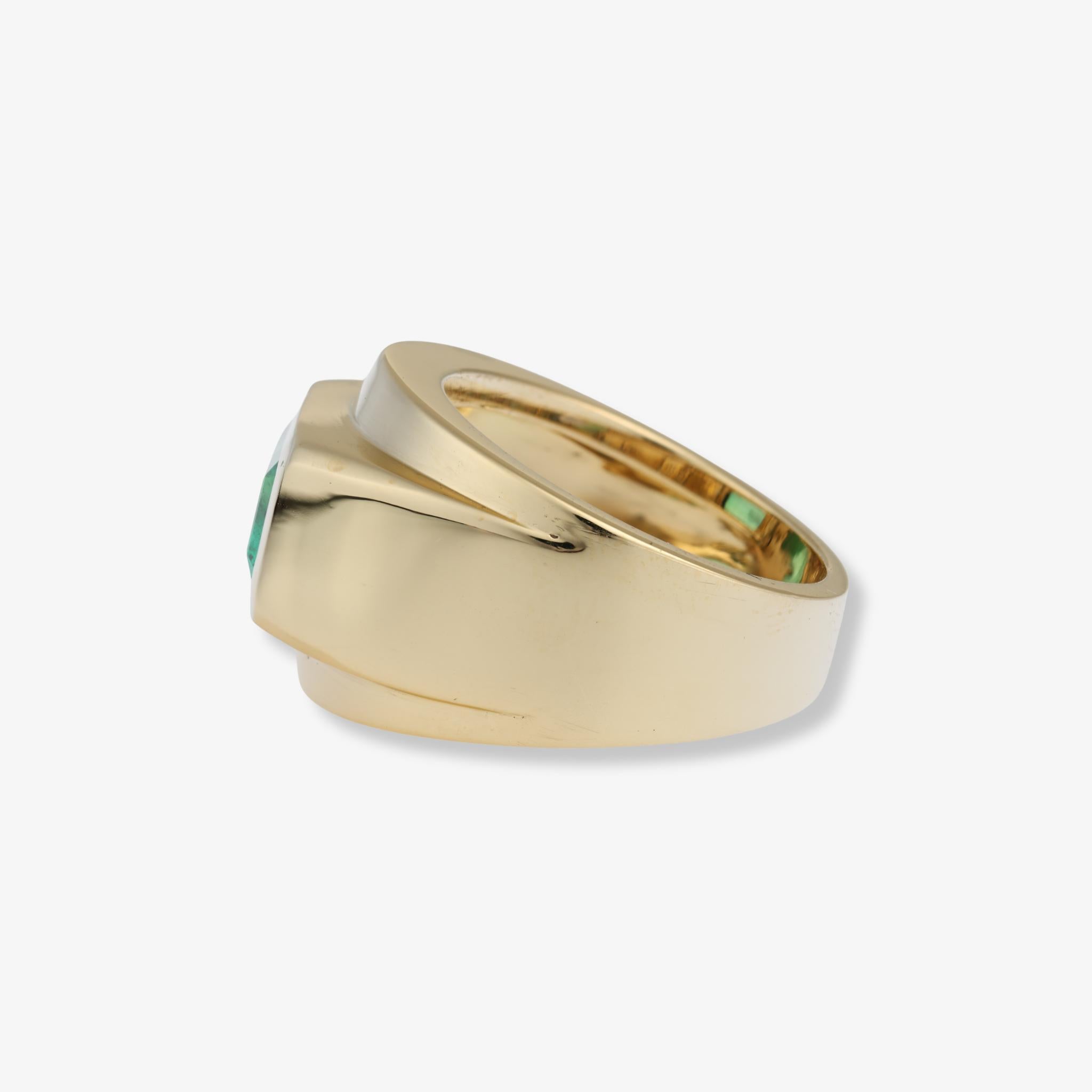 David Webb Bague en or jaune 18 carats et émeraude de Colombie en vente 3