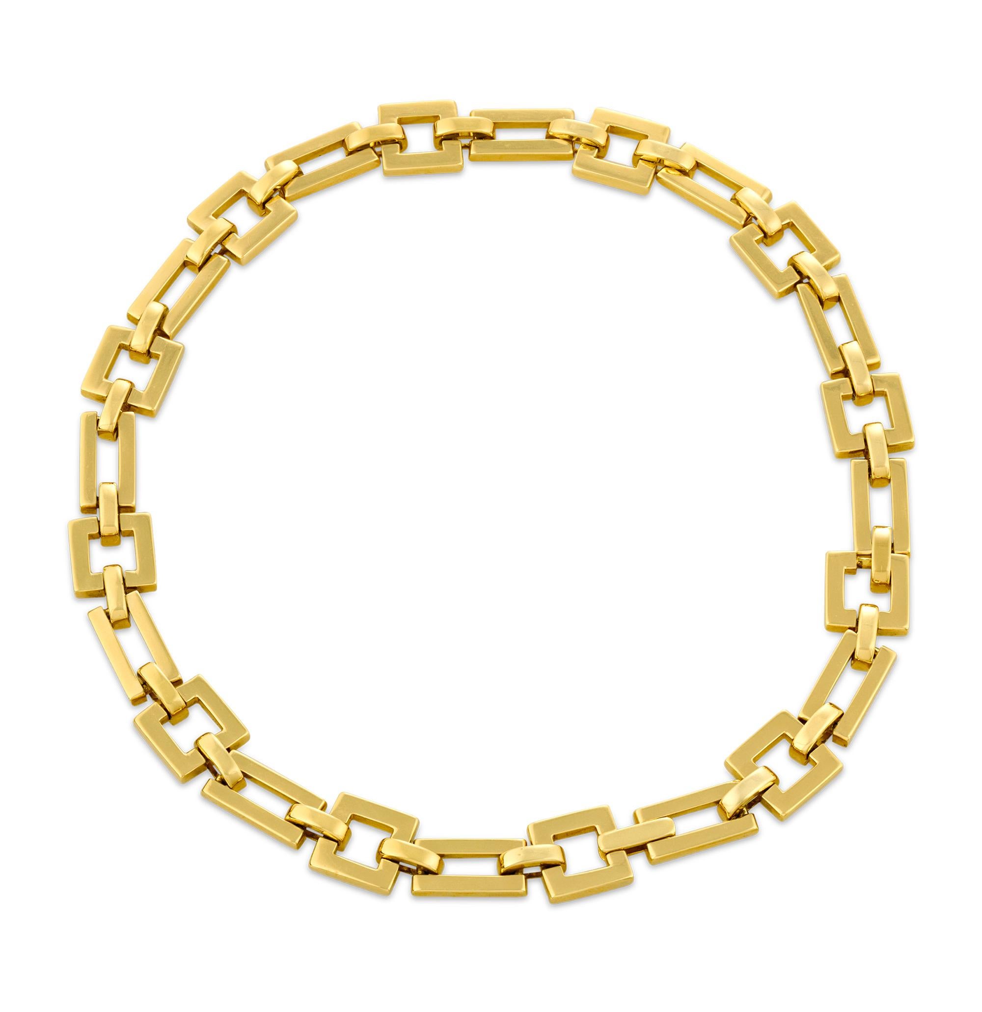 Questa audace e lussuosa catena in oro giallo 18 carati del famoso designer di gioielli David Webb esemplifica l'estetica distintiva del marchio. Le maglie geometriche conferiscono al pezzo un'atmosfera moderna e architettonica, mentre il suo design