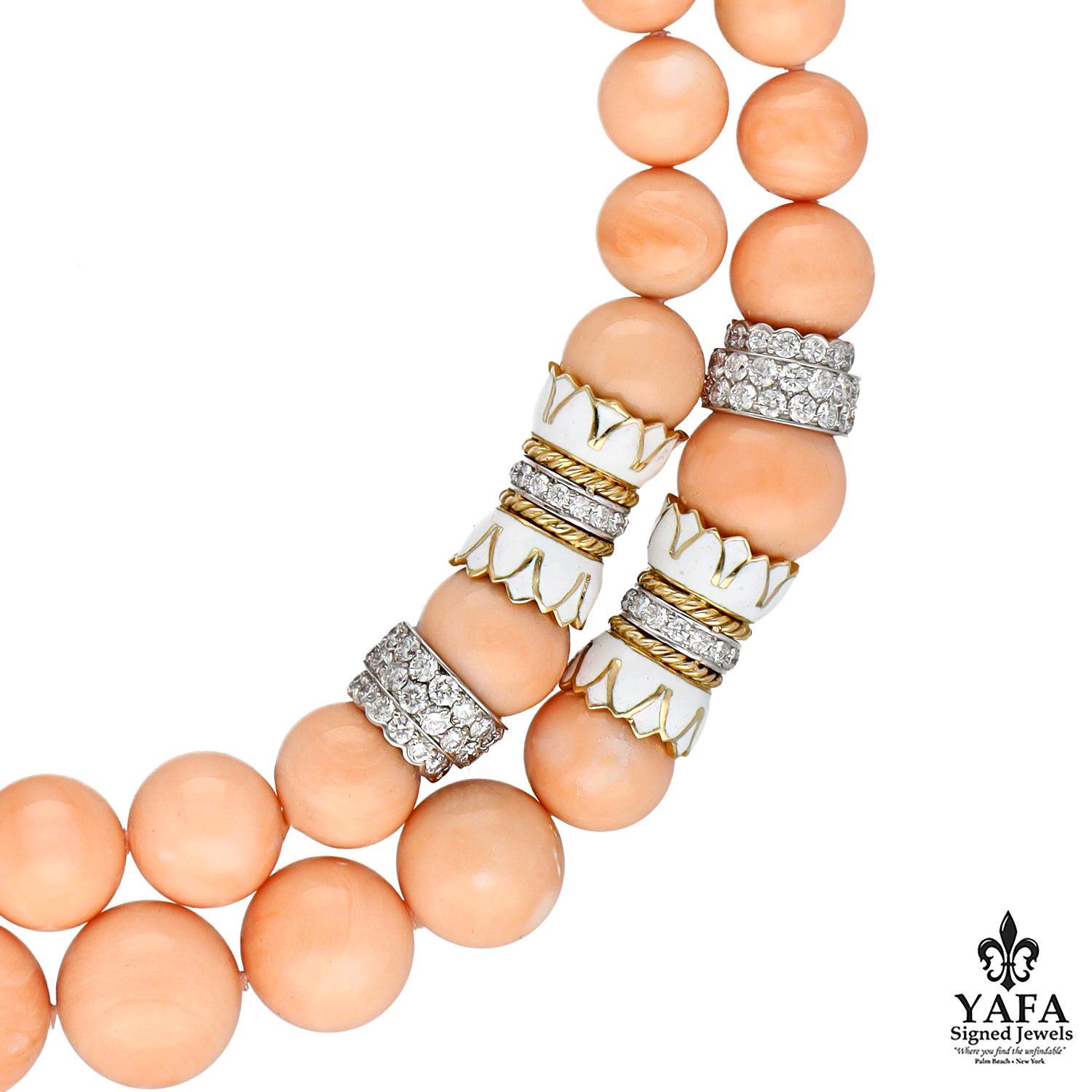 Collana in oro giallo 18 carati e platino con perle di corallo rotonde, diamanti tondi e brillanti e maglie di transizione in smalto bianco a forma di tulipano.

Peso approssimativo dei diamanti - 9.47 CTS
Firmato - David Webb
