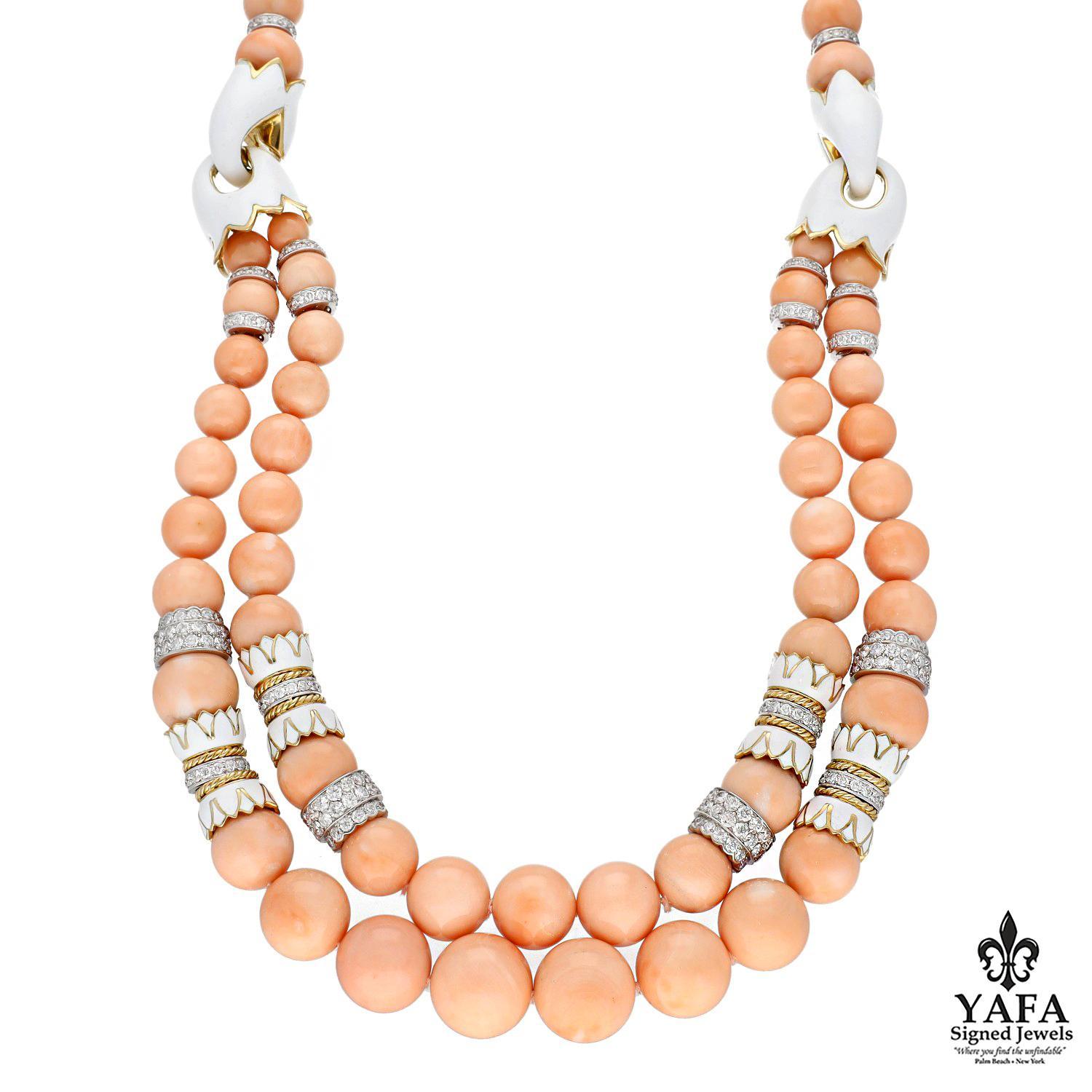 DAVID WEBB Collana con perle di corallo, smalto bianco e diamanti In condizioni ottime in vendita a New York, NY