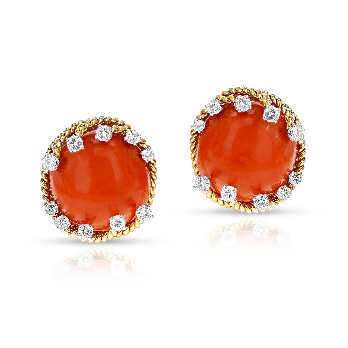Une paire de boucles d'oreilles David Webb en or jaune 18 carats avec cabochon de corail et diamant rond. La taille du cabochon est de 19 MM. Le poids total de la boucle d'oreille est de 19,98 grammes. 
