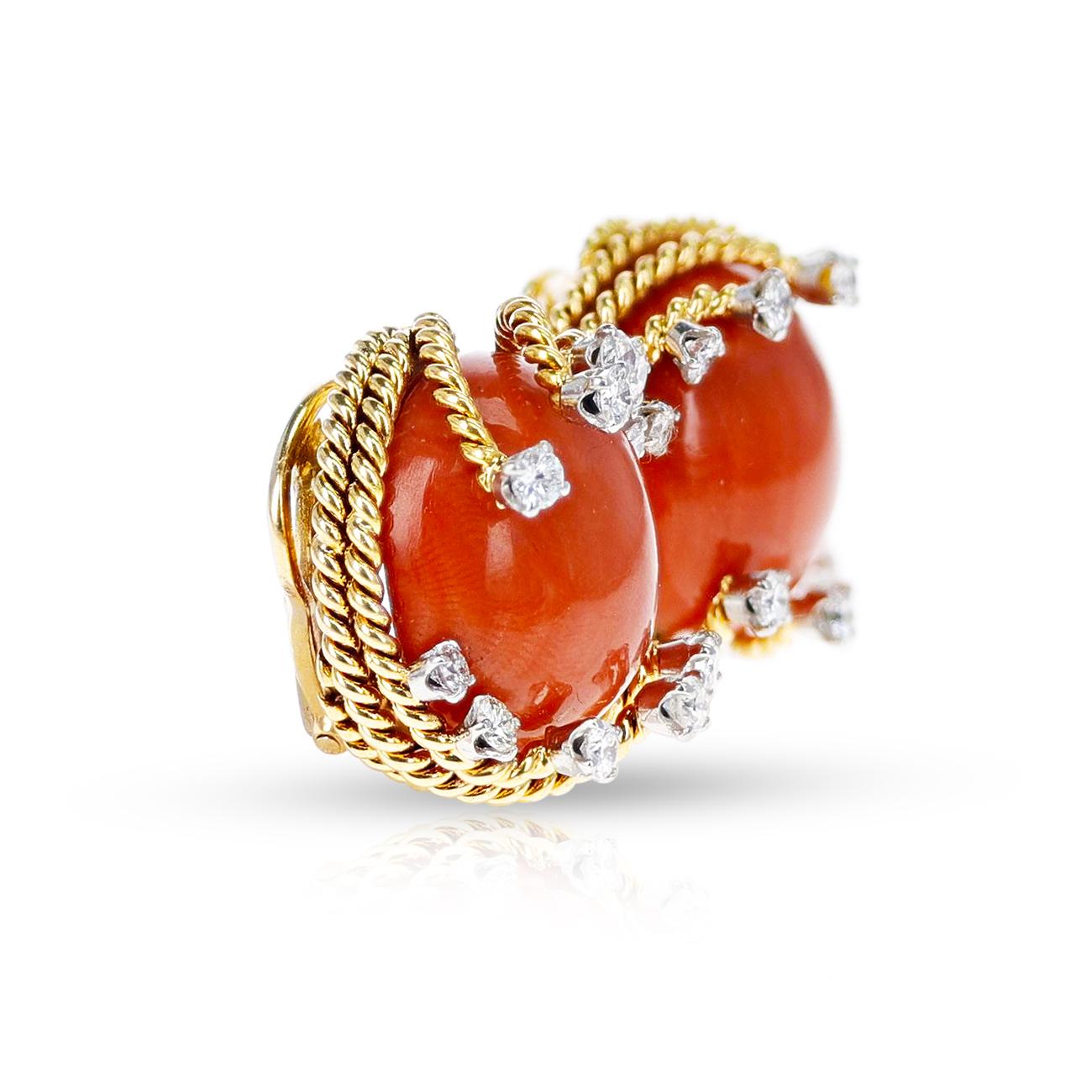 David Webb Boucles d'oreilles en corail cabochon et diamants ronds Excellent état - En vente à New York, NY