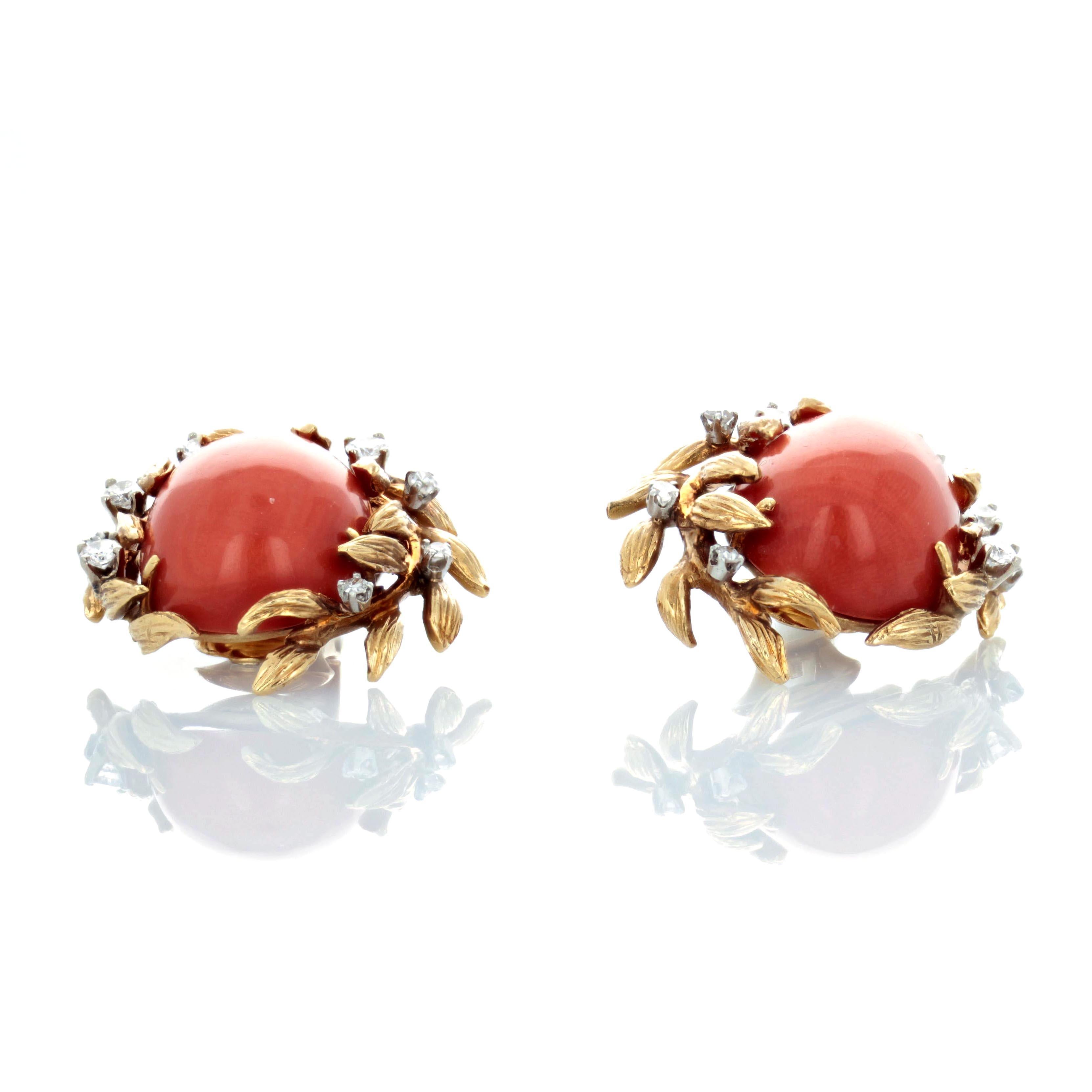 David Webb 1960s Coral Diamond Gold Clip Earrings In Good Condition For Sale In New York, NY