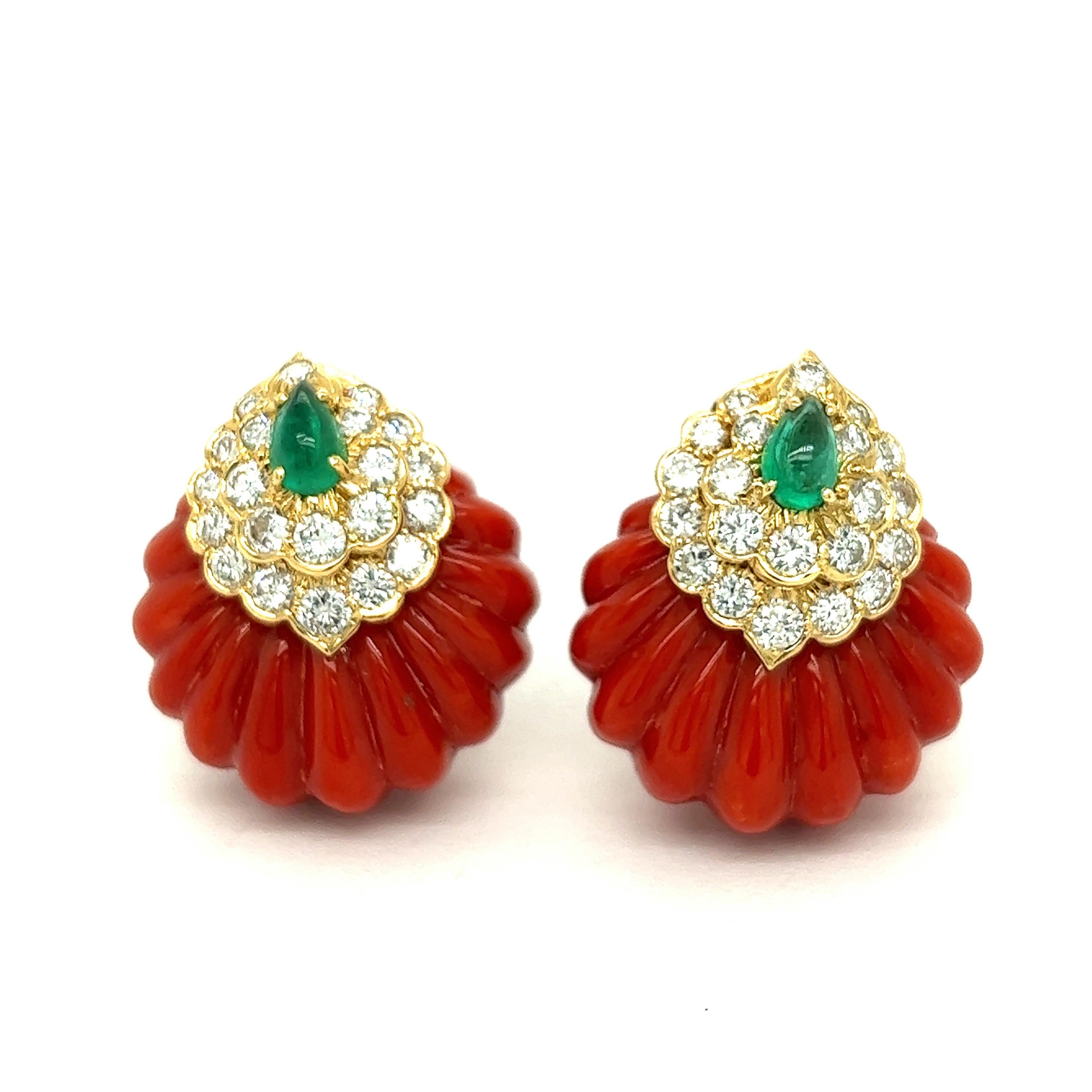 David Webb Coral Diamond Emerald Ear Clips

Round brilliant-cut diamonds of approximately 3.80 carats total, pear-shape cabochon emeralds, and carved coral; set on 18 karat yellow gold; marked David Webb, 18k

Size: width 2.3 cm, length 2.6 cm
Total