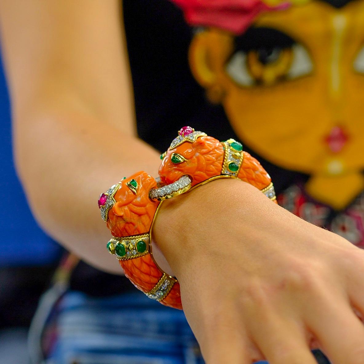 David Webb Bracciale in corallo con doppia testa di leone in vendita 3