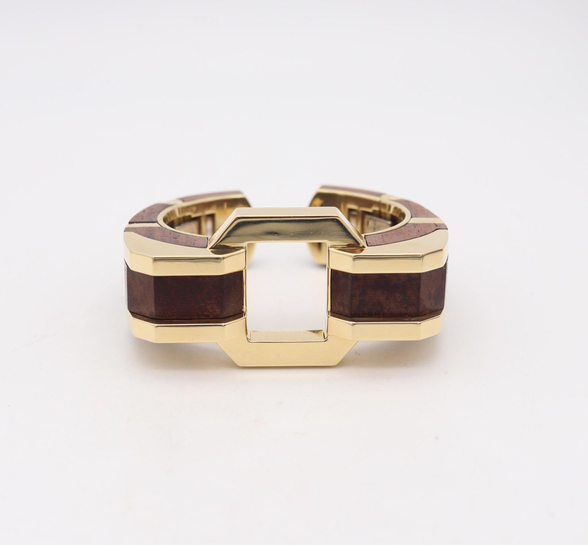 David WEBB Bracelet manchette géométrique en or jaune 18 carats, en bois sculpté et de style cubiste Excellent état - En vente à Miami, FL