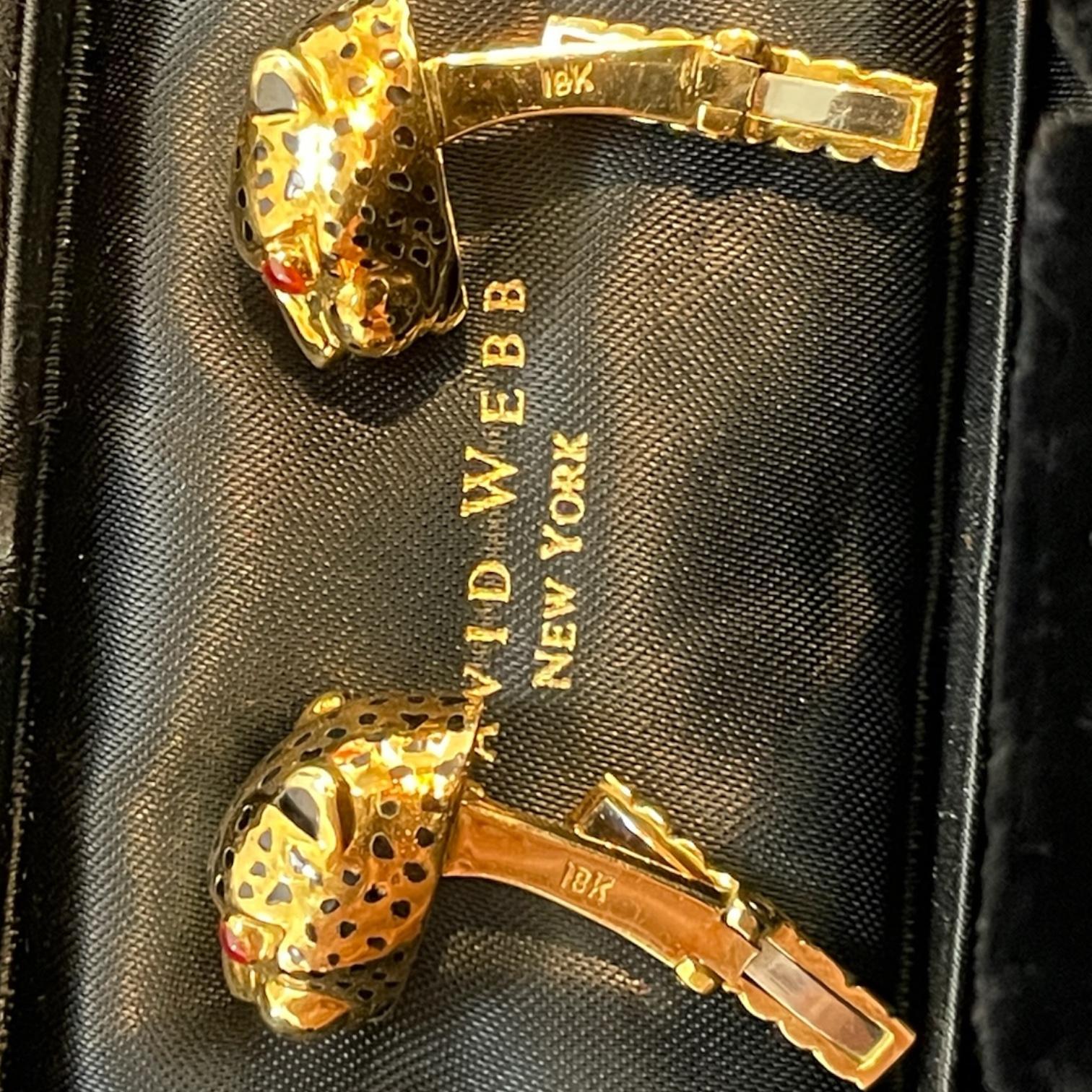David Webb Boutons de manchette tête de léopard en or jaune 18 carats avec yeux en rubis Excellent état - En vente à New York, NY