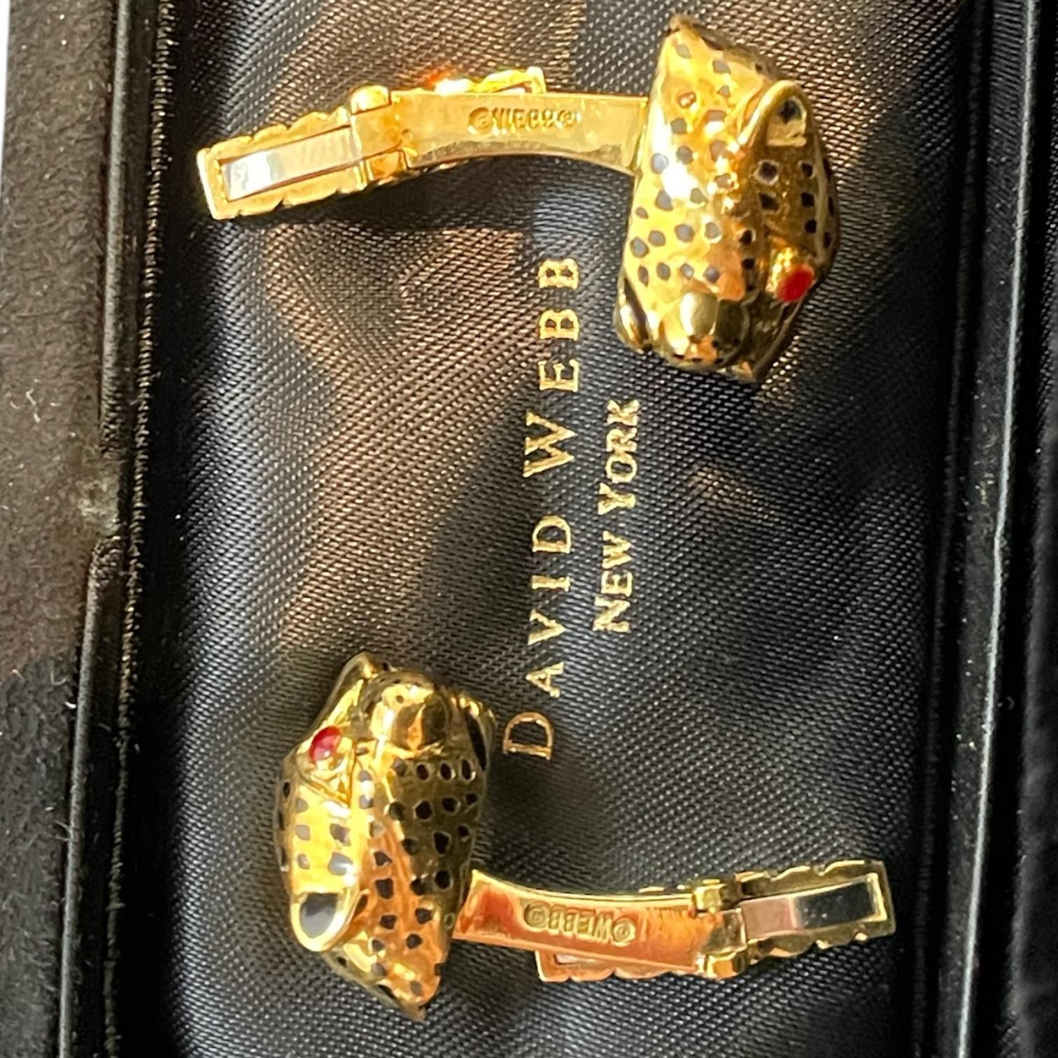 Peint avec de l'émail noir, de l'or jaune poli brillant et des yeux rouges, ce bouton de manchette à tête de léopard est la définition même de l'élégance et du luxe. Le corps est en or jaune 18 carats (marqué), ce qui donne à ce bouton de manchette