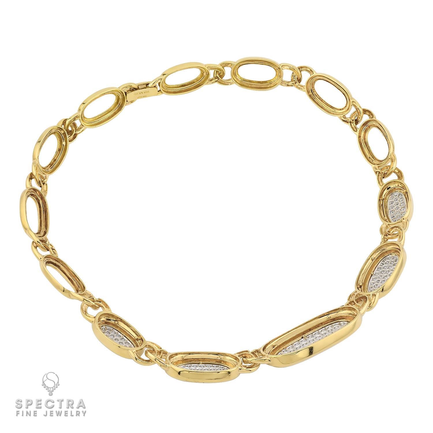 Questa squisita collana di David Webb è un'incredibile dimostrazione di lusso e maestria. Il pezzo presenta cinque maglie ovali ornate da pave di diamanti, che offrono un fascino scintillante ed elegante. La collana è realizzata con una combinazione
