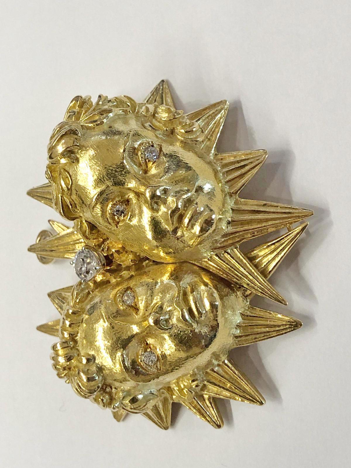 Pendentif/broche en or jaune 18k à motif d'enfant à deux têtes, serti de diamants ronds de taille brillant, signé David Webb.
dimensions : environ 2