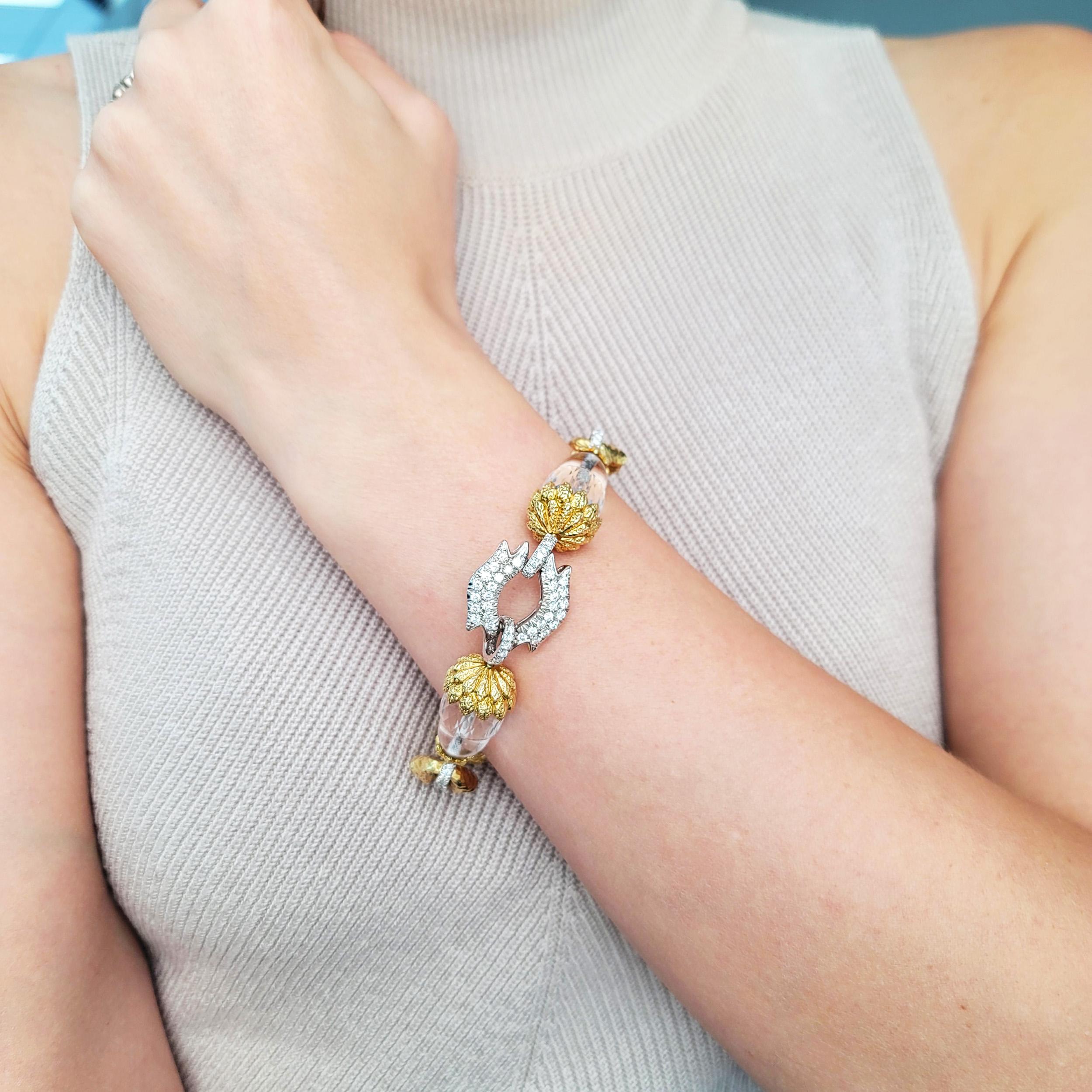 Bracelet David Webb en diamant et cristal de roche en or jaune 18k. Le bracelet est incrusté de 114 diamants ronds de taille brillant d'un poids total d'environ 2,60ct, couleur F-G, pureté VS, accentués par 4 cristaux de roche en forme de gland.
