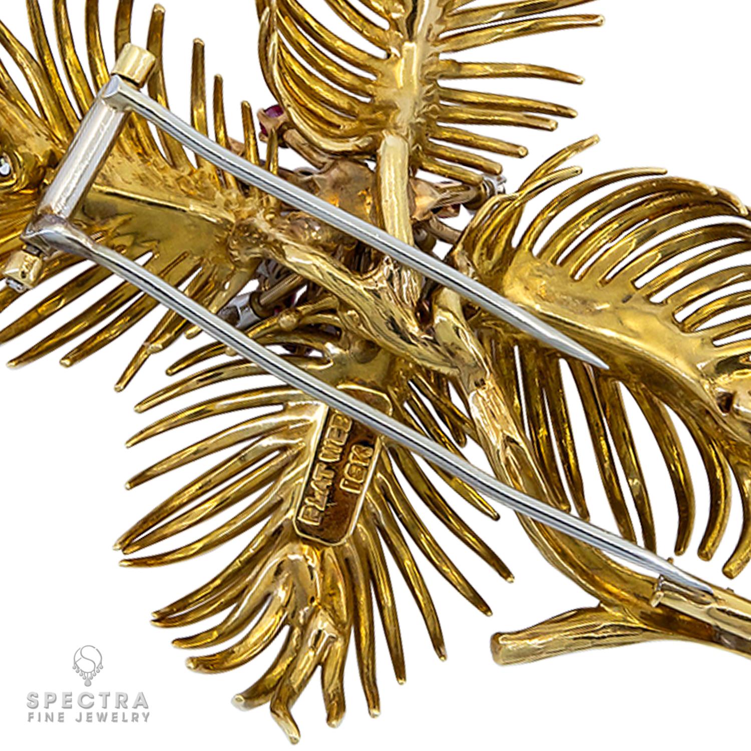 Cette broche très élégante réalisée et signée par David Webb est ornée de diamants blancs et de rubis au centre. 
Il est suivi d'un or jaune 18 carats de belle facture pesant environ 35,17 grammes.
Pour toute autre question, veuillez nous contacter