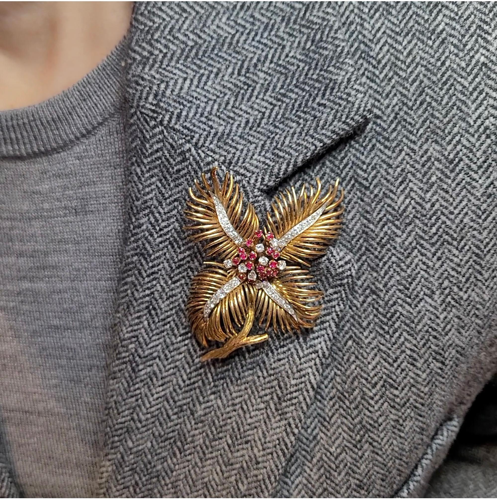 Taille ronde Épingle David Webb en or jaune 18 carats, diamants et rubis en vente