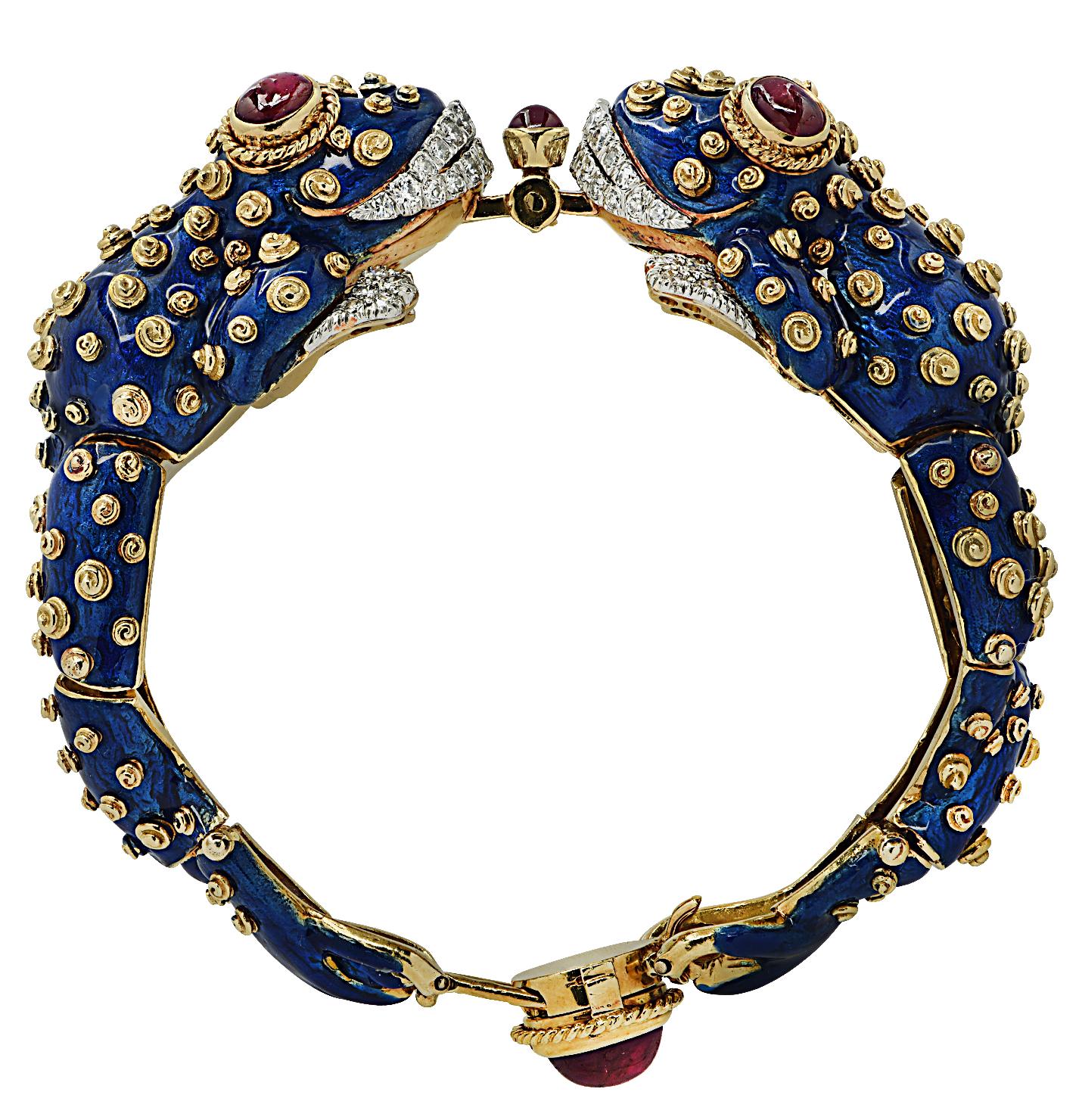 Stupendo bracciale David Webb con diamanti, rubini cabochon e smalto blu, realizzato in oro giallo 18 carati e platino. Con 42 diamanti rotondi taglio brillante per un peso totale di circa 0,90 carati, colore F, purezza VS.  Si tratta di un