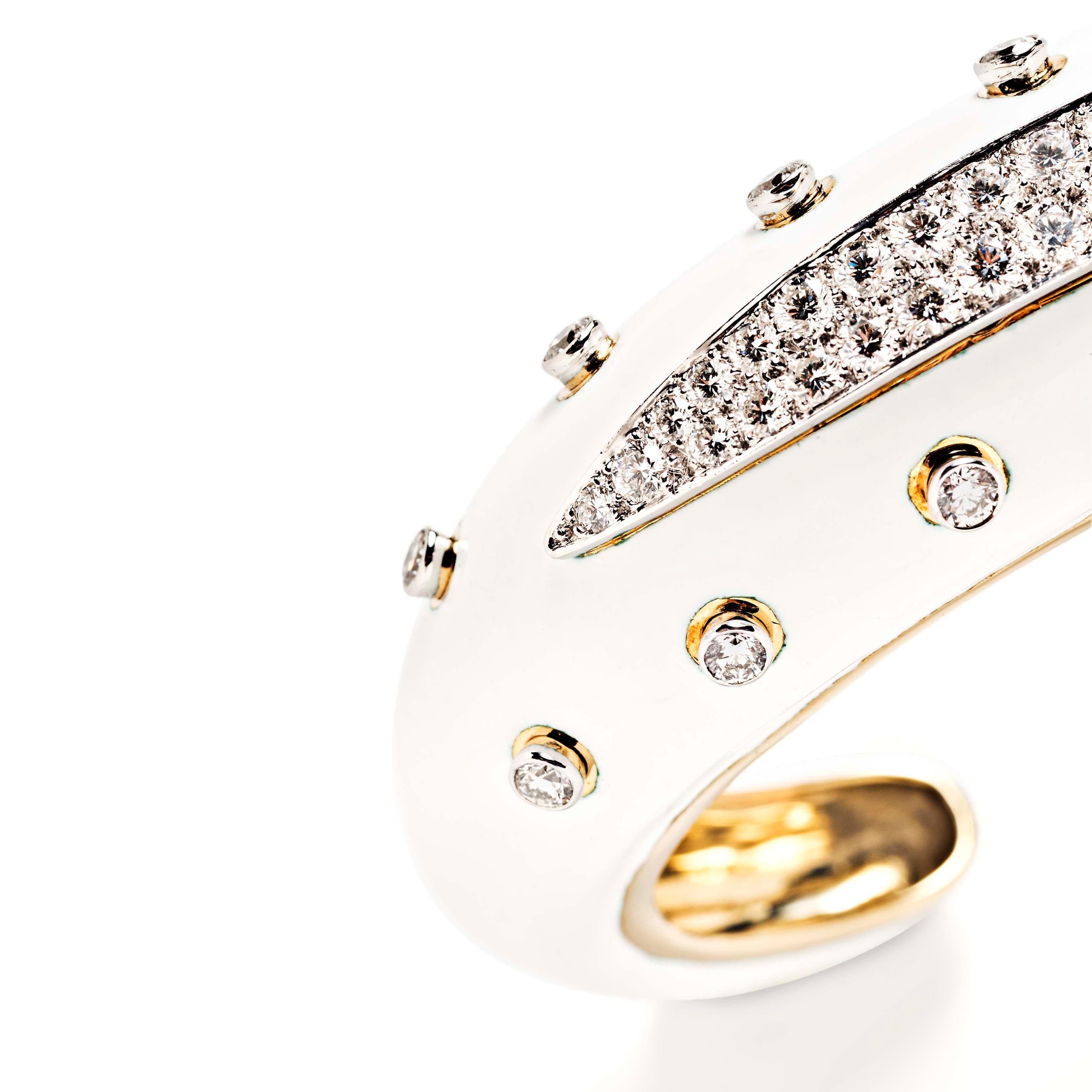 David Webb Diamant- und weiße Emaille-Scheibenmanschette (Rundschliff) im Angebot