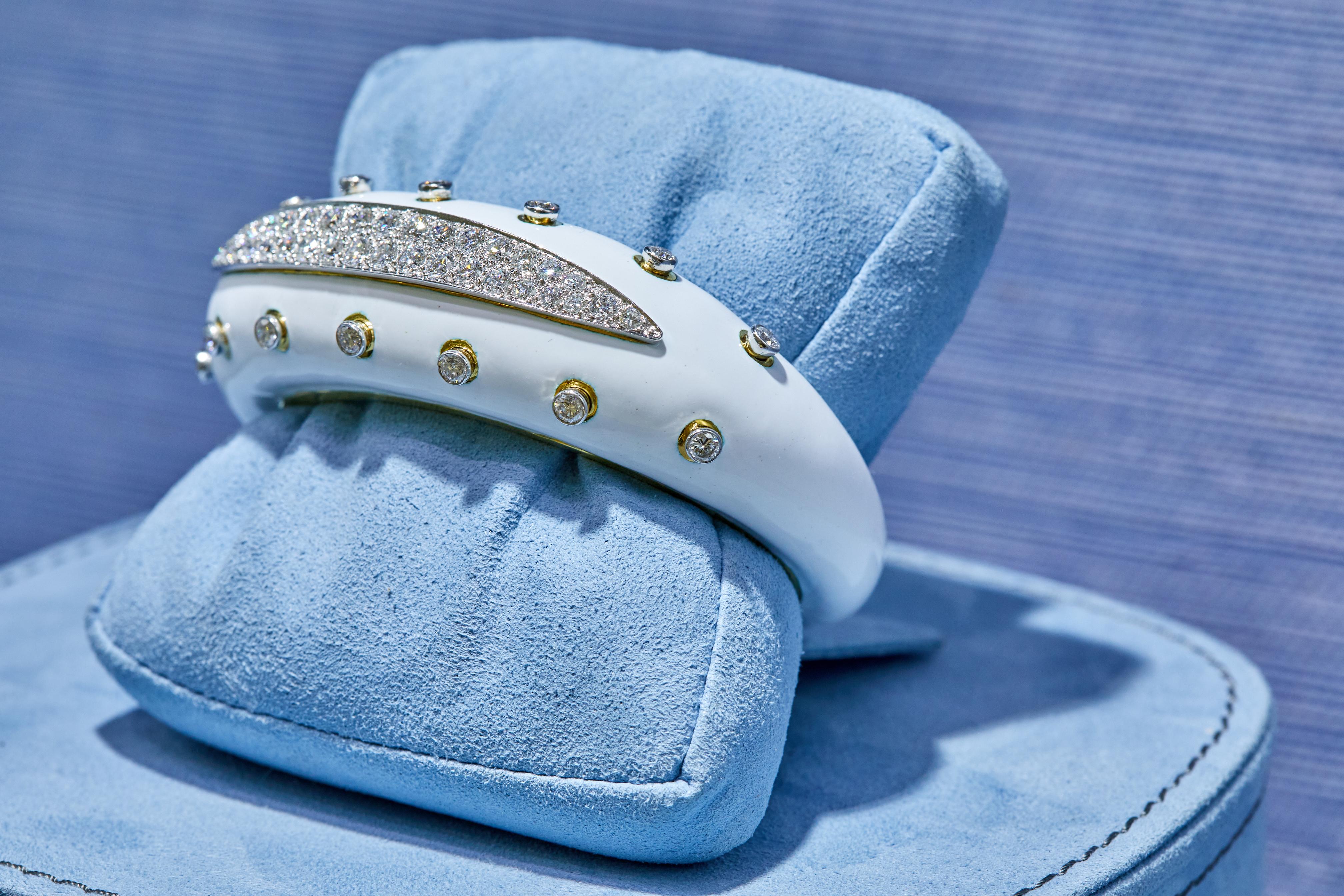 David Webb Diamant- und weiße Emaille-Scheibenmanschette im Zustand „Hervorragend“ im Angebot in Weston, MA