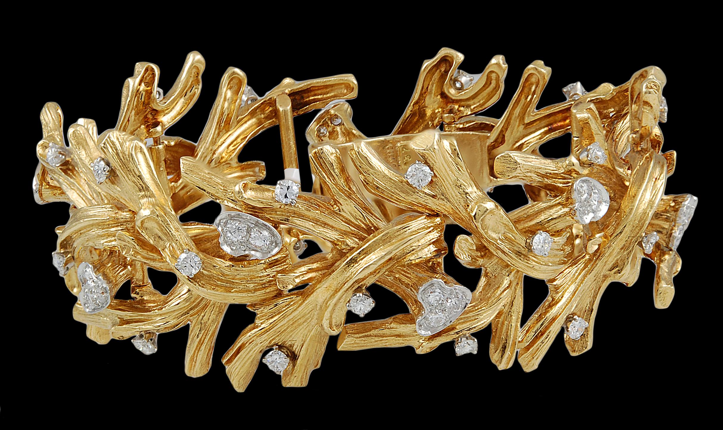 Ein Paar Ohrringe und ein Armband in Form eines gehämmerten 18-karätigen Goldblattes, verziert mit Diamanten im Rundschliff. Ca. 1980er Jahre  Unterzeichnet David Webb.

Vintage und Estate Collection'S