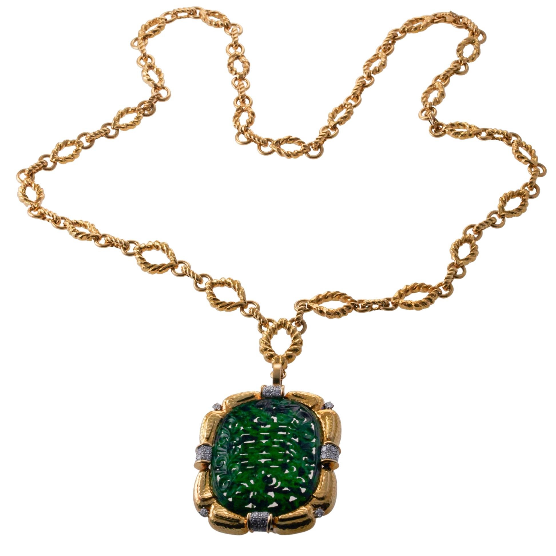 18k gold link necklace with detachable brooch/pendant, crafted by David Webb, the pendant isfeaturing carved jade and approx. 2.60ctw in VS-SI/H diamonds. Brooch measures 2 5/8