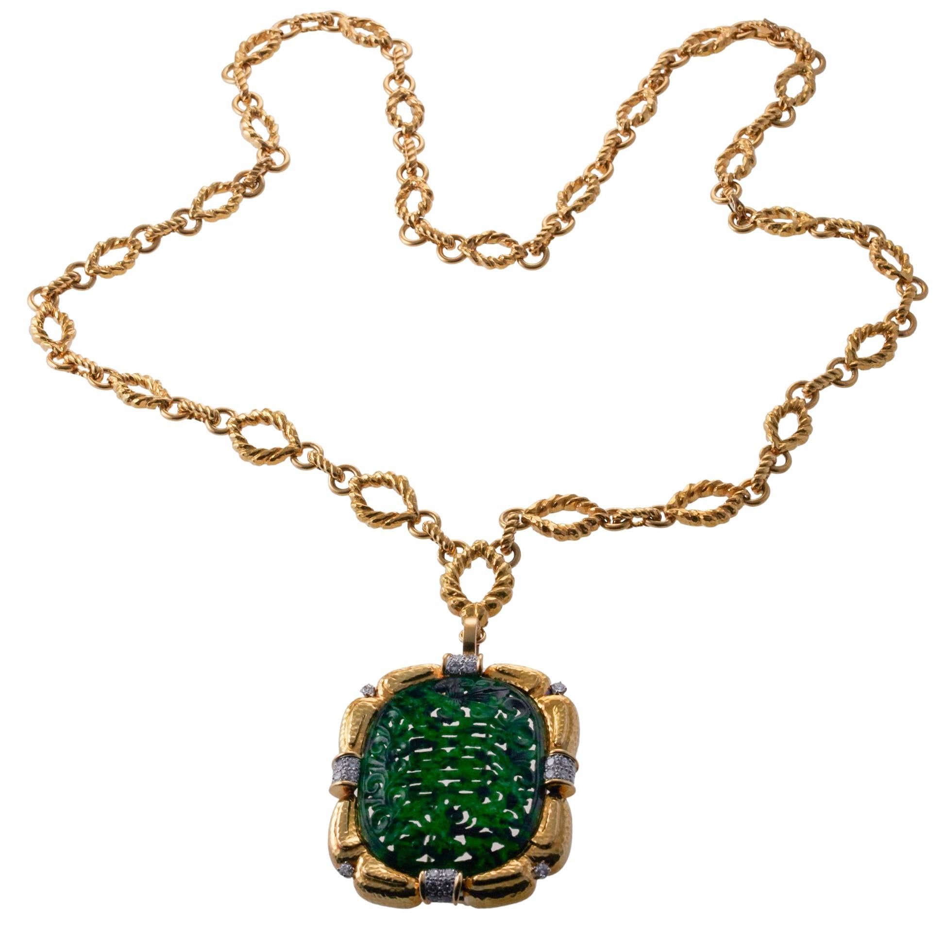 18-karätige Goldkette mit abnehmbarer Brosche/Anhänger, gefertigt von David Webb. Der Anhänger ist mit geschnitzter Jade und ca. 2,60 ct in VS-SI/H Diamanten besetzt. Brosche misst 2 5/8