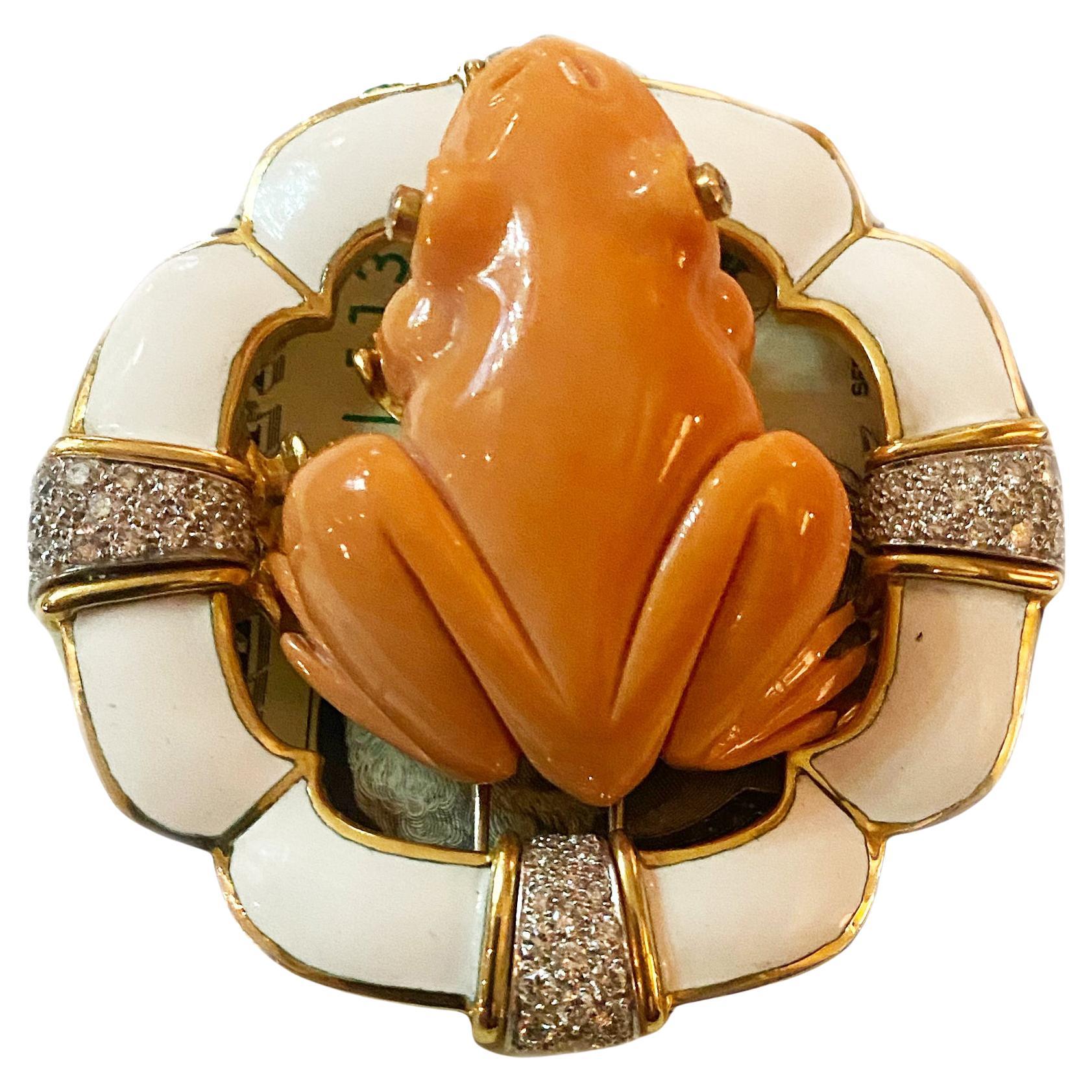 Broche grenouille David Webb en diamants, corail et émail blanc en vente