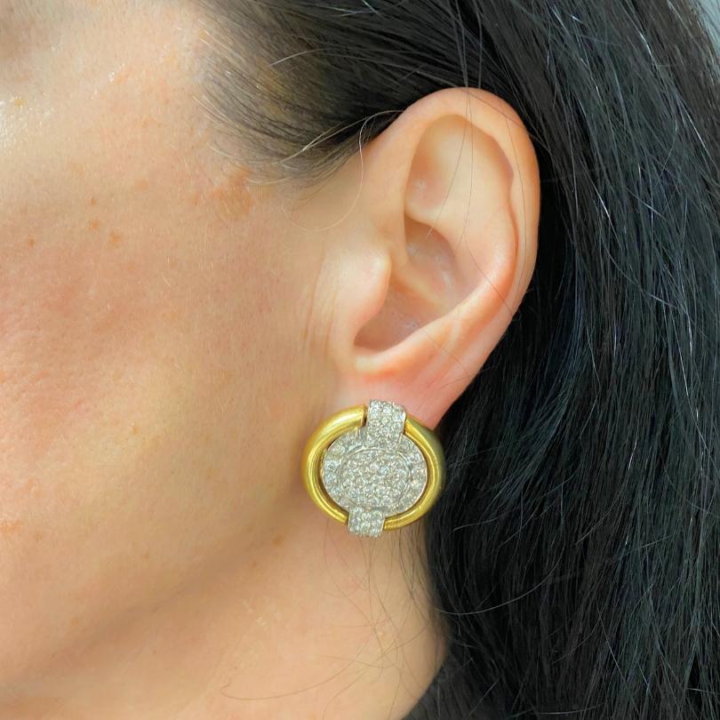 Un paio di orecchini di diamanti David Webb in oro 18 carati.u2028Questi orecchini vintage David Webb sono realizzati con audaci forme circolari che bilanciano l'eleganza con il peso scultoreo. Il motivo centrale assume una forma leggermente bombata
