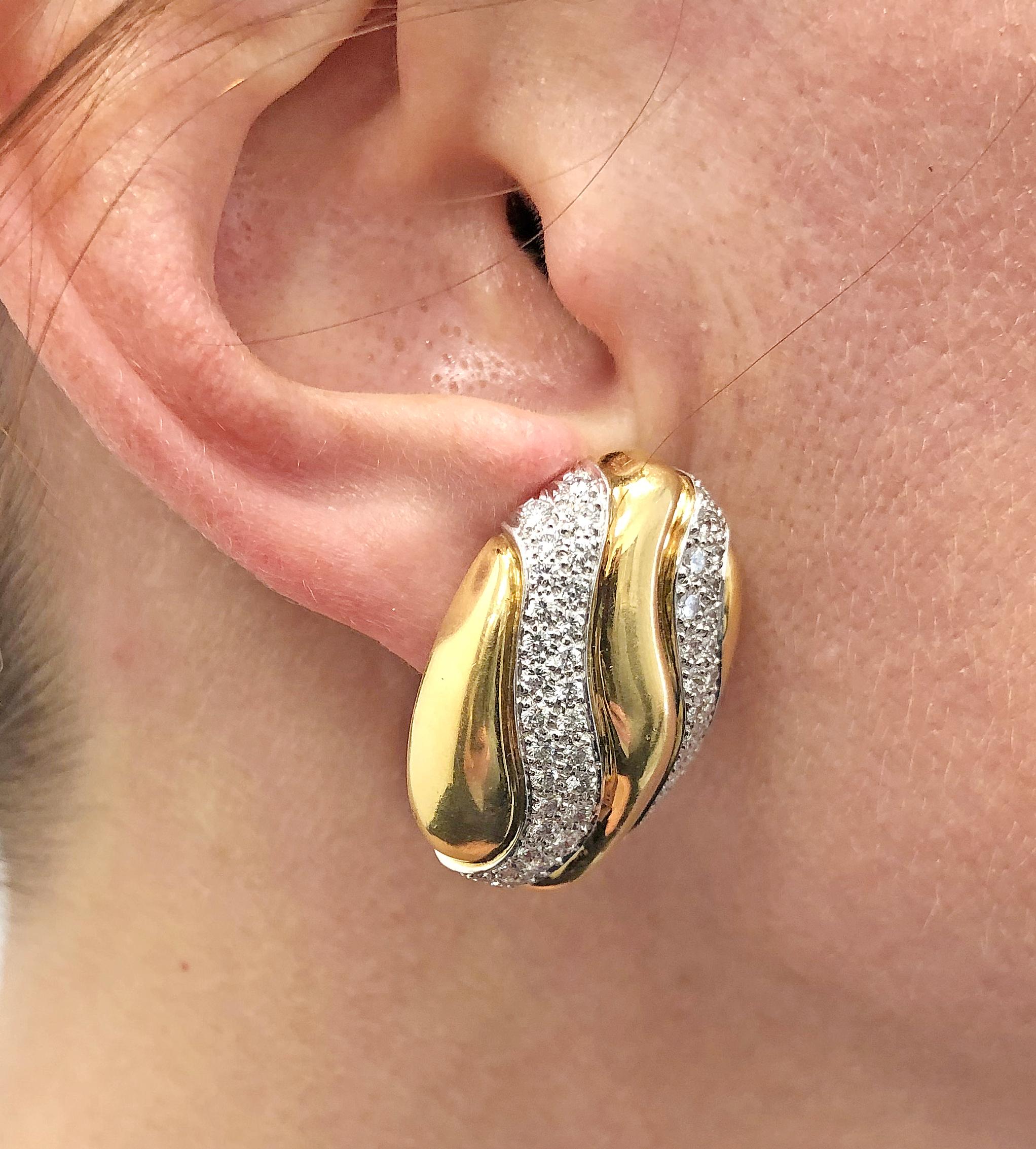 David Webb Diamond Fluted Bombe Earrings In Good Condition For Sale In New York, NY