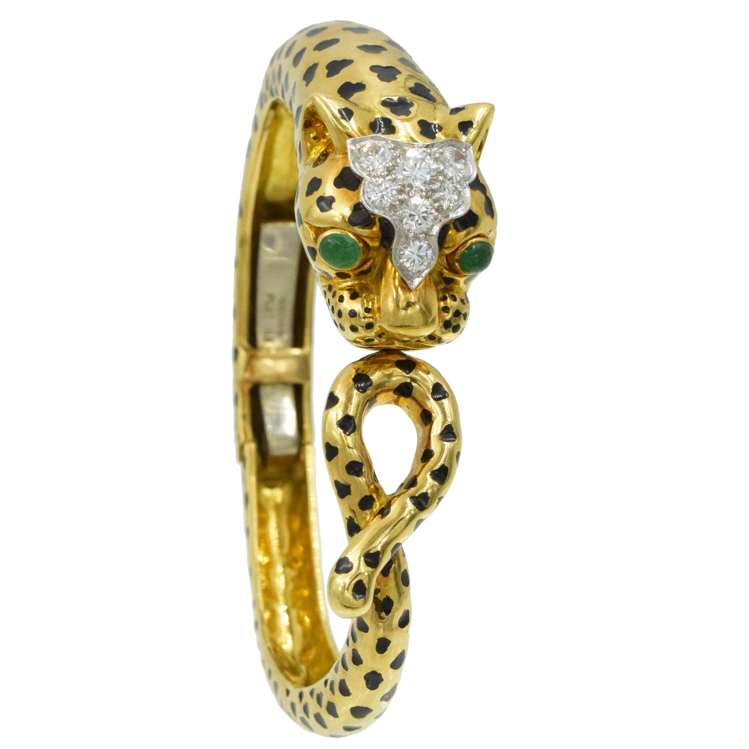 Leopardenarmband von David Webb mit Diamanten, Smaragden und schwarzer Emaille (Smaragdschliff) im Angebot