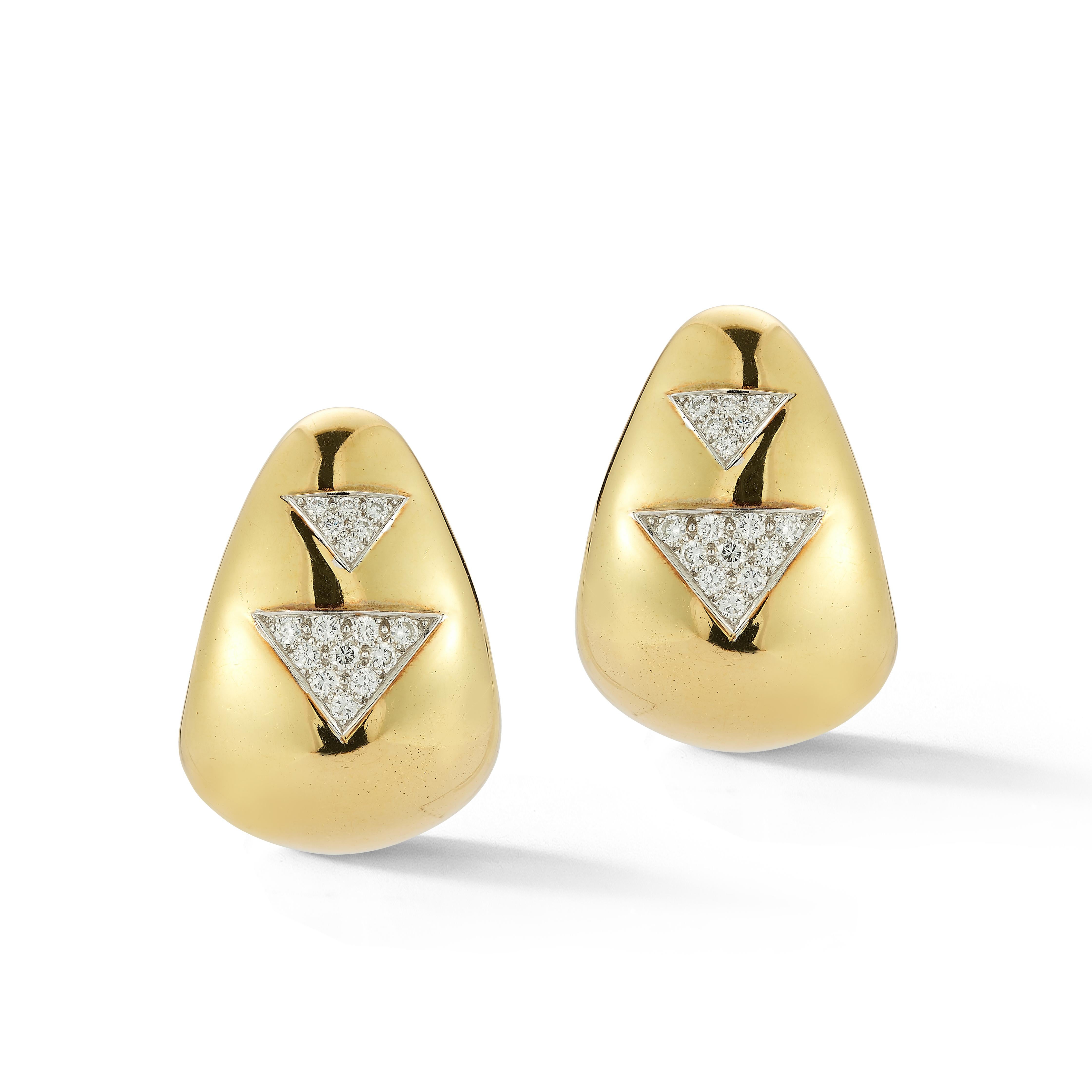 David Webb Diamond & Goldes  Orecchini

Un paio di orecchini in oro con 32 diamanti taglio rotondo per un totale di circa 1 carato.

Misure: 1 5/8 x 7/8 pollici

Colore e purezza del diamante: G-H/ VS

Firmato, Webb 

Tipo di metallo: Oro giallo 18