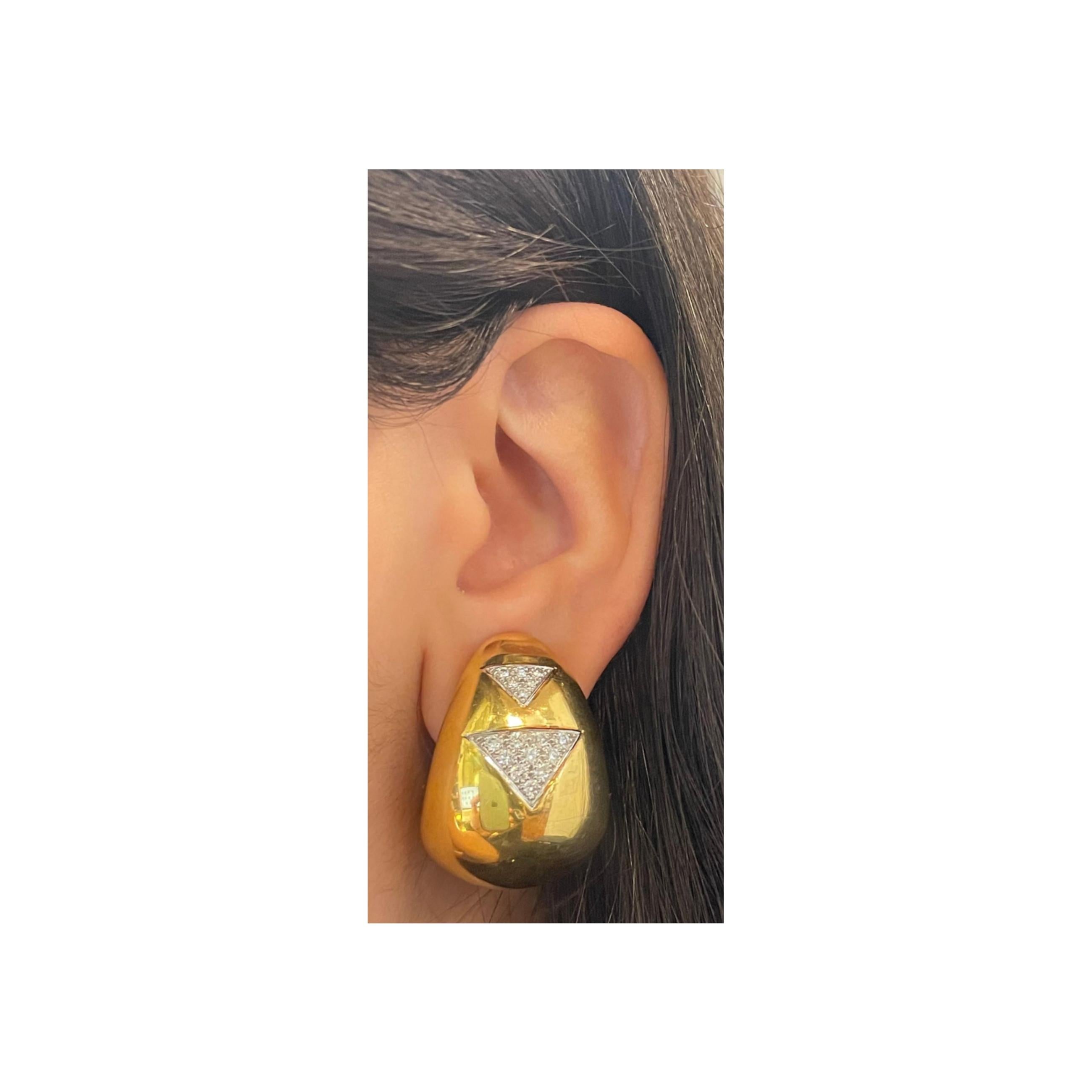 David Webb Diamond & Goldes  Orecchini

Un paio di orecchini in oro con 32 diamanti taglio rotondo per un totale di circa 1 carato.

Misure: 1 5/8 x 7/8 pollici

Colore e purezza del diamante: G-H/ VS

Firmato, Webb 

Tipo di metallo: Oro giallo 18