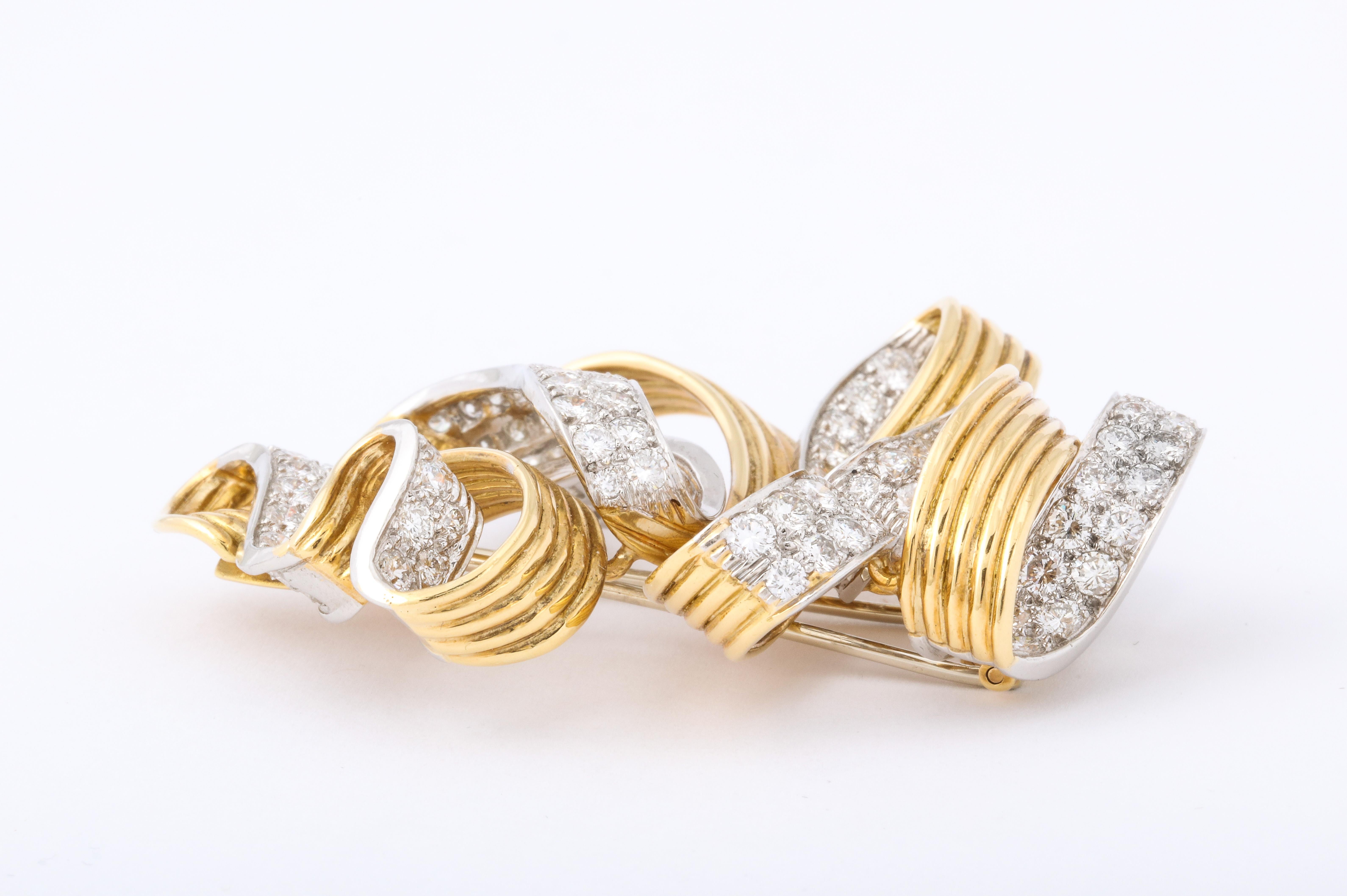 Women's David Webb Diamond Gold Swirling Ribbon Brooch For Sale