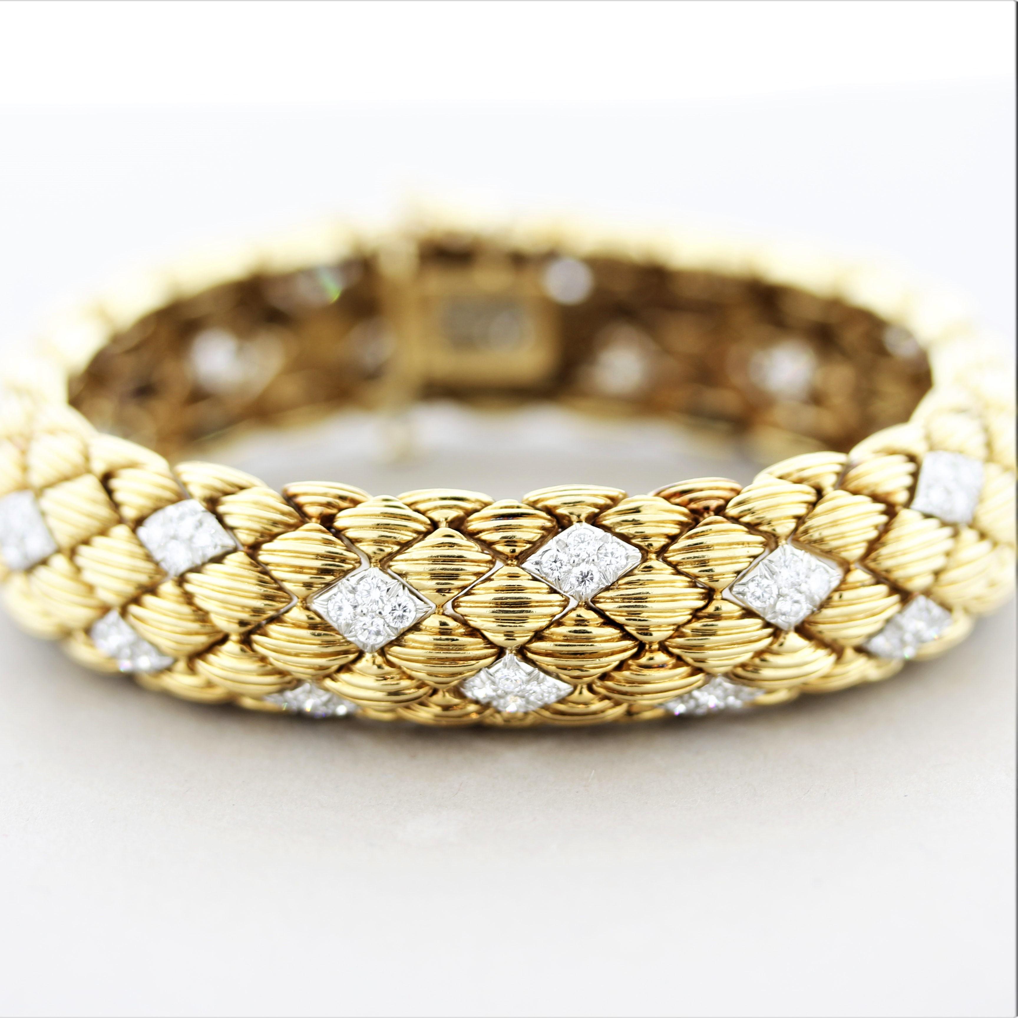 Un bracelet élégant et raffiné du célèbre bijoutier américain David Webb. Le bracelet présente 5 carats de diamants ronds taille brillant sertis dans des écailles d'or blanc en forme de diamant. Le reste du bracelet est en or jaune 18 carats, avec