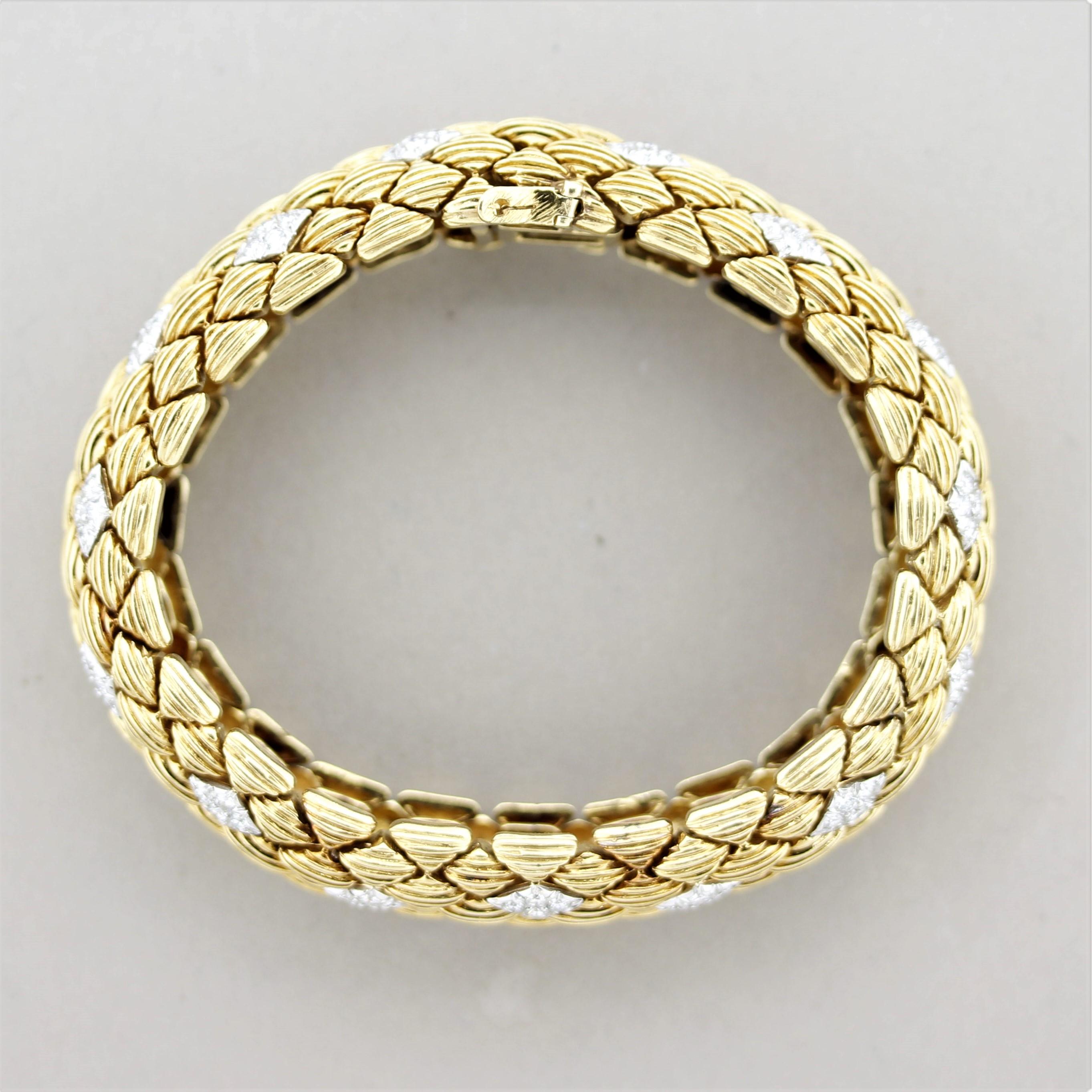 Strukturiertes Gold-Armband mit Diamanten von David Webb (Rundschliff) im Angebot