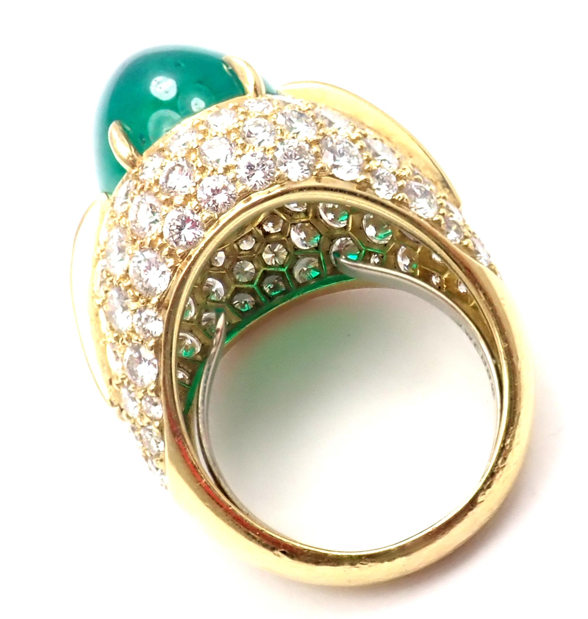 Women's or Men's David Webb Diamond Large Colombian Emerald Yellow Gold Ring For Sale