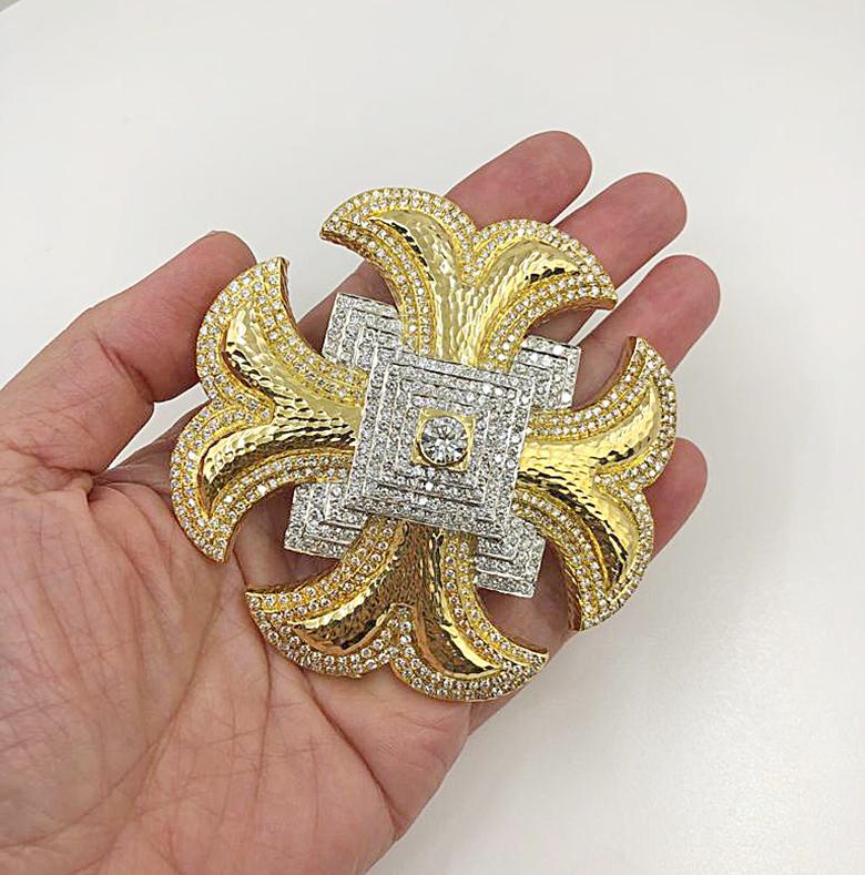 David Webb Broche croix de Malte en diamants Bon état - En vente à New York, NY