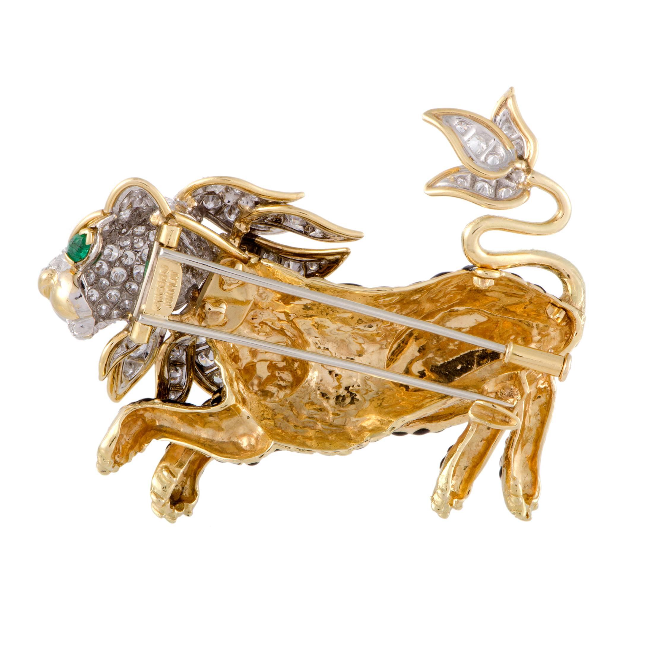 Take a walk on the wild side with this yellow and white gold Leopon brooch embellished with brilliant-cut diamonds and featuring glowing emerald eyes. Set in a playful pose with its tail in the air, this Leapon brooch exudes exotic vibes of two