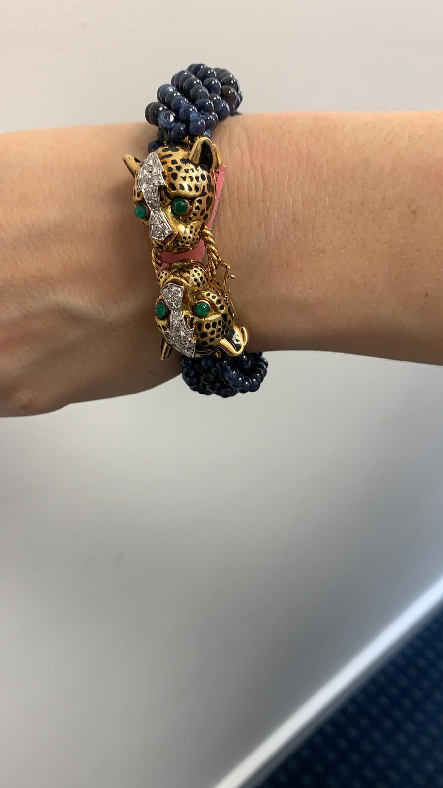 Un bracelet vintage divin de David Webb, faisant partie de l'iconique 'Kingdom Collection' en or 18k et platine, composé de brins de perles de saphir maintenus par deux têtes de léopard opposées, en or jaune 18k et platine, embellies de diamants