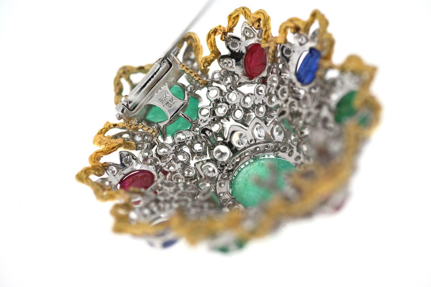 Wappenbrosche mit Diamanten und Edelsteinen aus den 1970er Jahren (Smaragdschliff) im Angebot