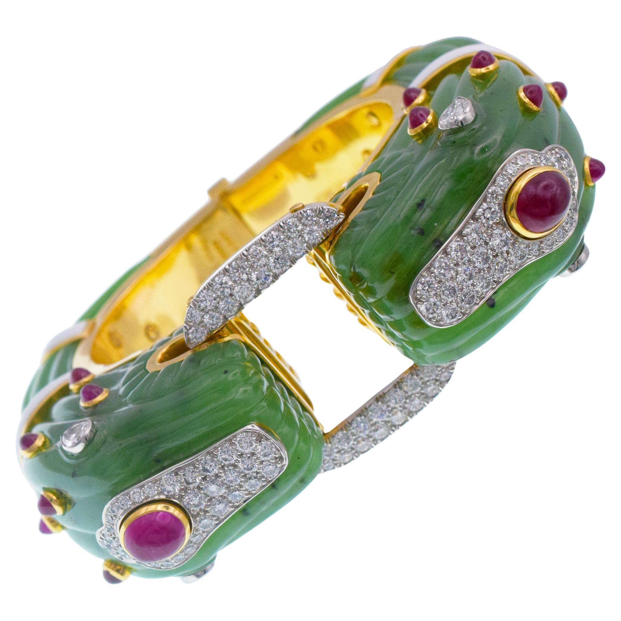 David Webb - Bracelet en or jaune 18k et néphrite avec chimère à deux têtes
Platine, orné de diamants en rubis et d'accents en émail. Le site
Le bracelet présente des chimères fabriquées à partir de 6 blocs de néphrite sculptés divisés par 4.
or et