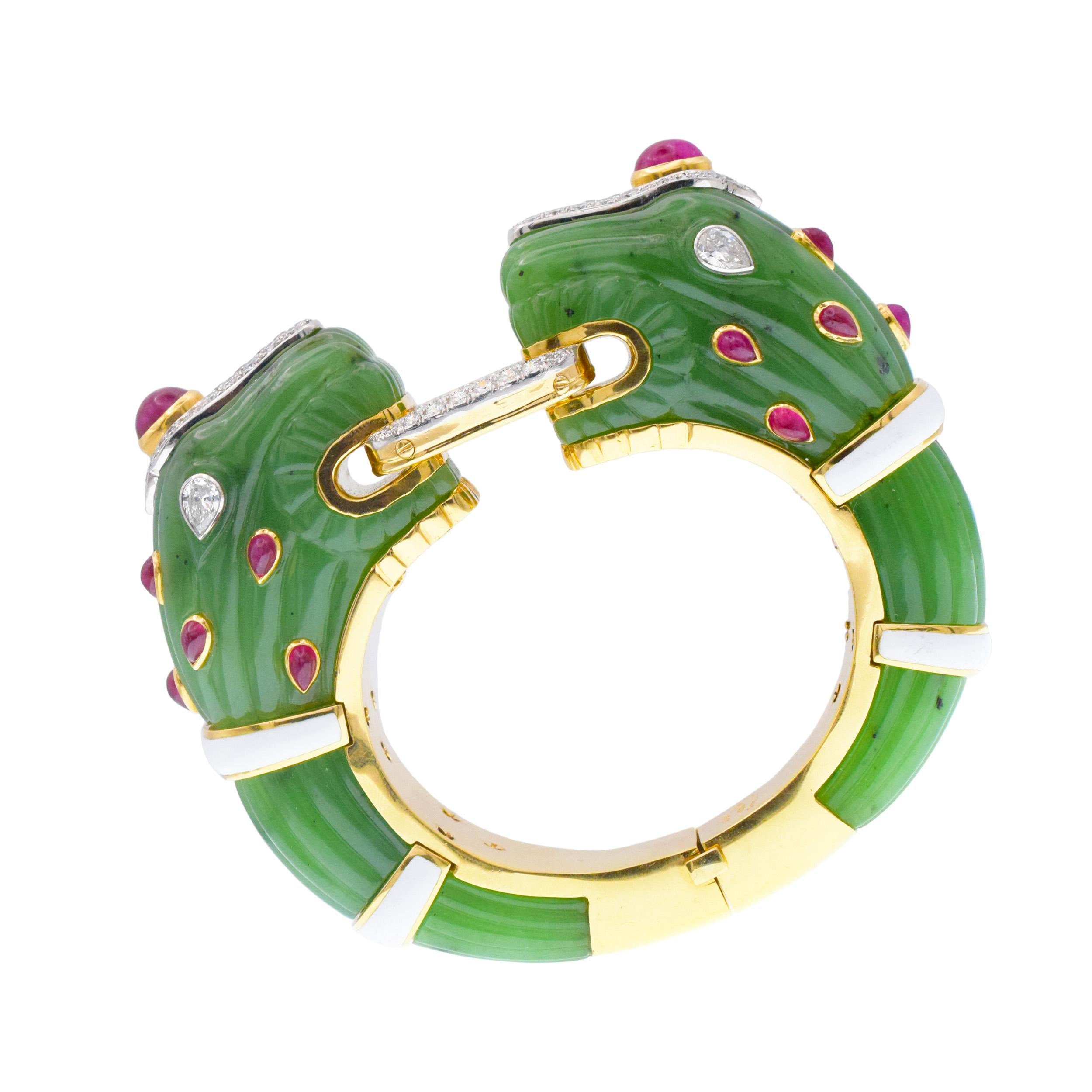 David Webb - Bracelet en néphrite avec chimère à deux têtes en vente 1