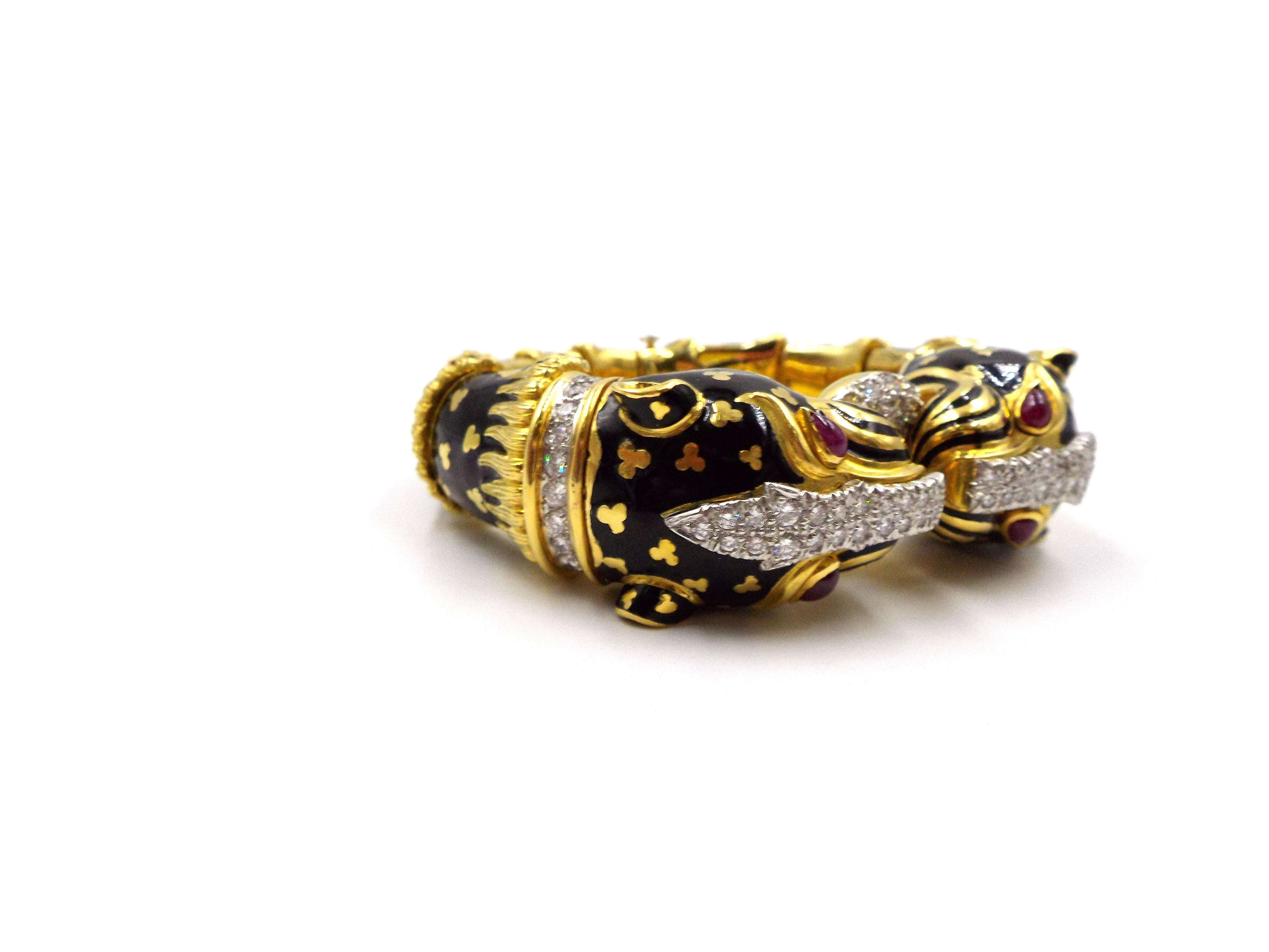 Taille ronde David Webb Bracelet double léopard en or 18 carats, émail, diamant et rubis