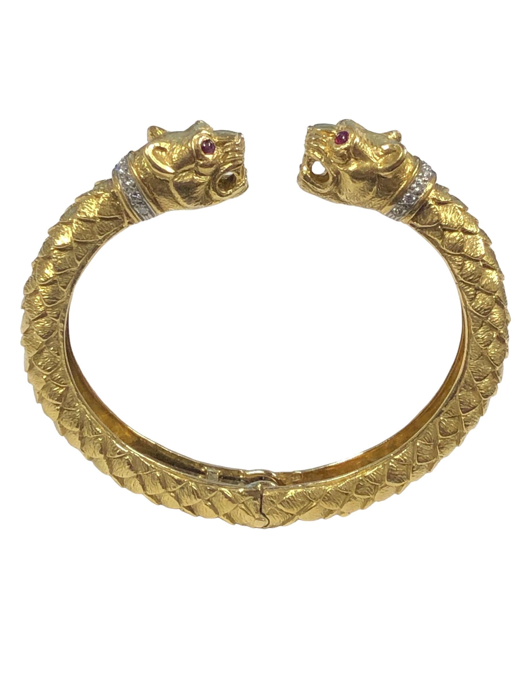 Romain classique David Webb - Bracelet manchette en or jaune et serti de pierres précieuses avec double tête de léopard Chimère en vente